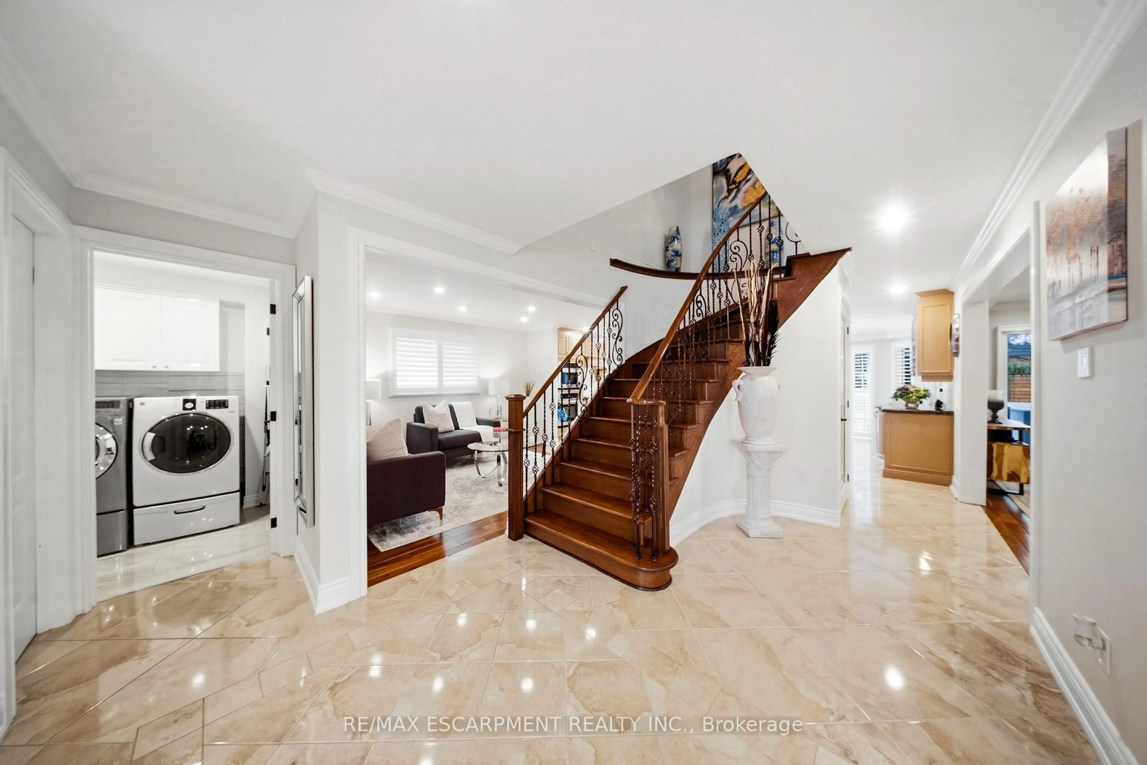 Indoor foyer for 286 Winfield Terr, Mississauga Ontario L5R 1N3