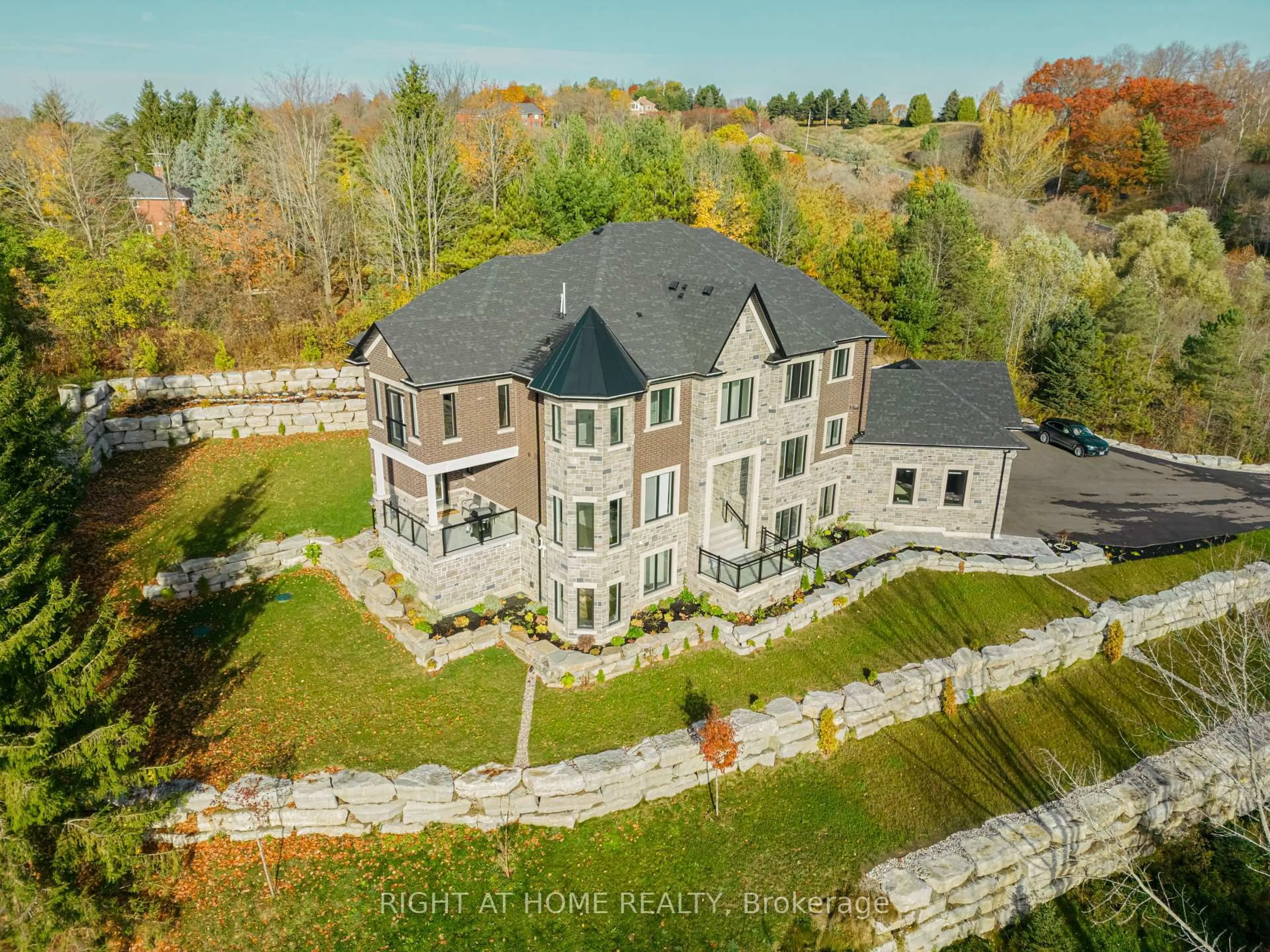 A pic from outside/outdoor area/front of a property/back of a property/a pic from drone, building for 16158 Mount Pleasant Rd, Caledon Ontario L7E 3M6