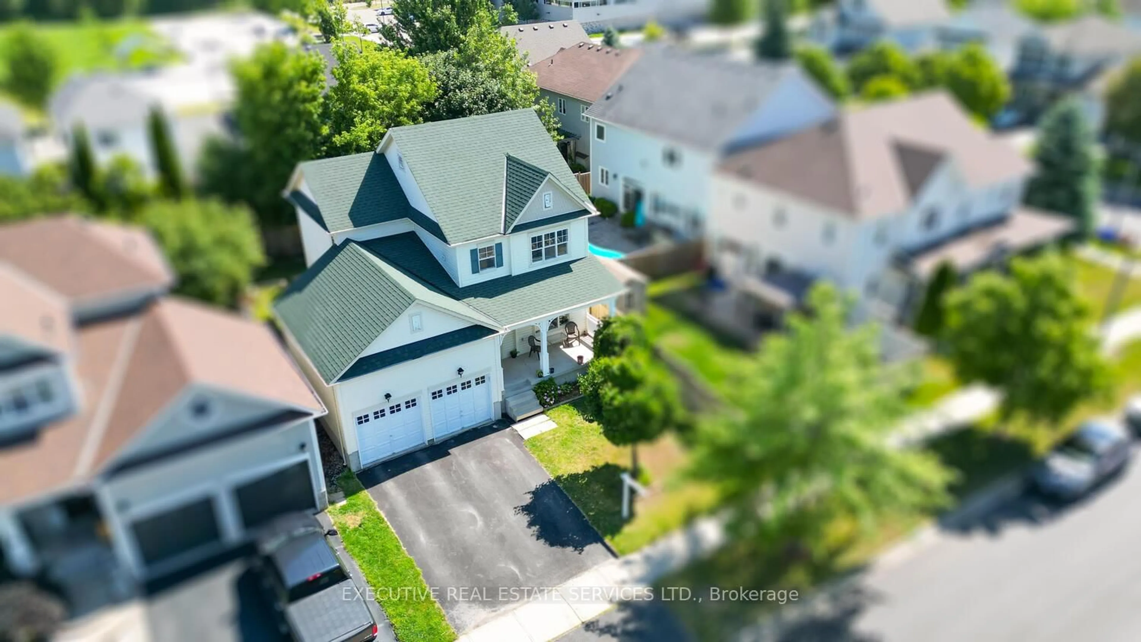 A pic from outside/outdoor area/front of a property/back of a property/a pic from drone, street for 39 Hurst St, Halton Hills Ontario L7J 2Z8