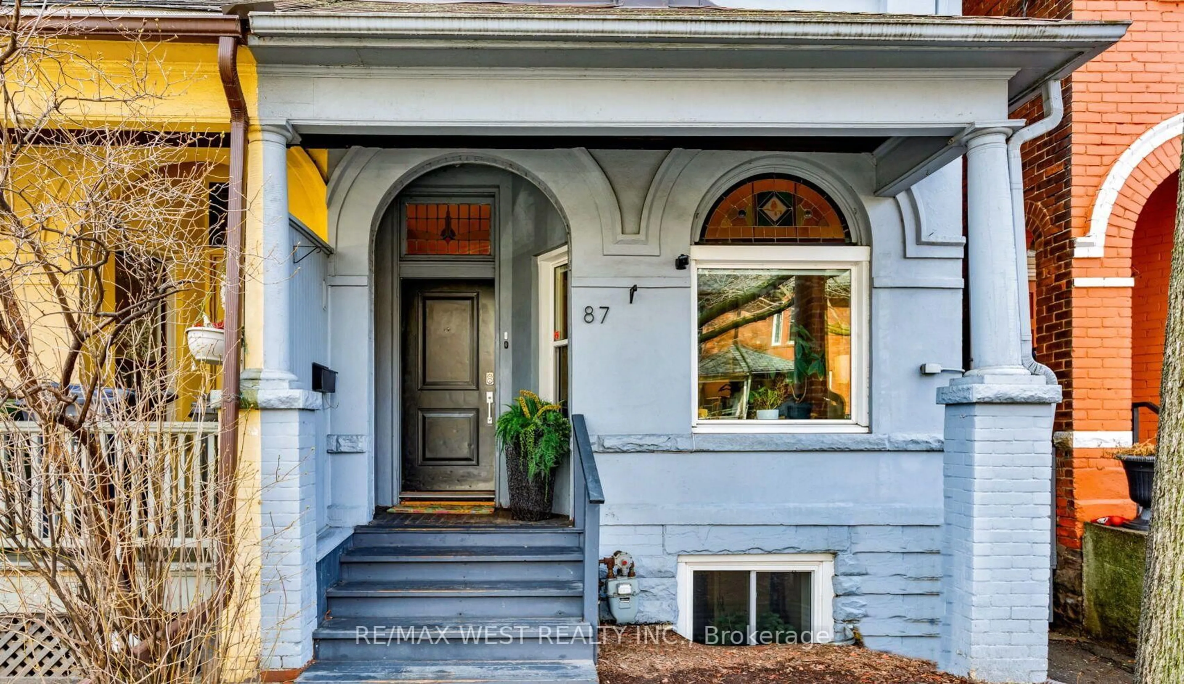 Indoor entryway for 87 Springhurst Ave, Toronto Ontario M6K 1B7