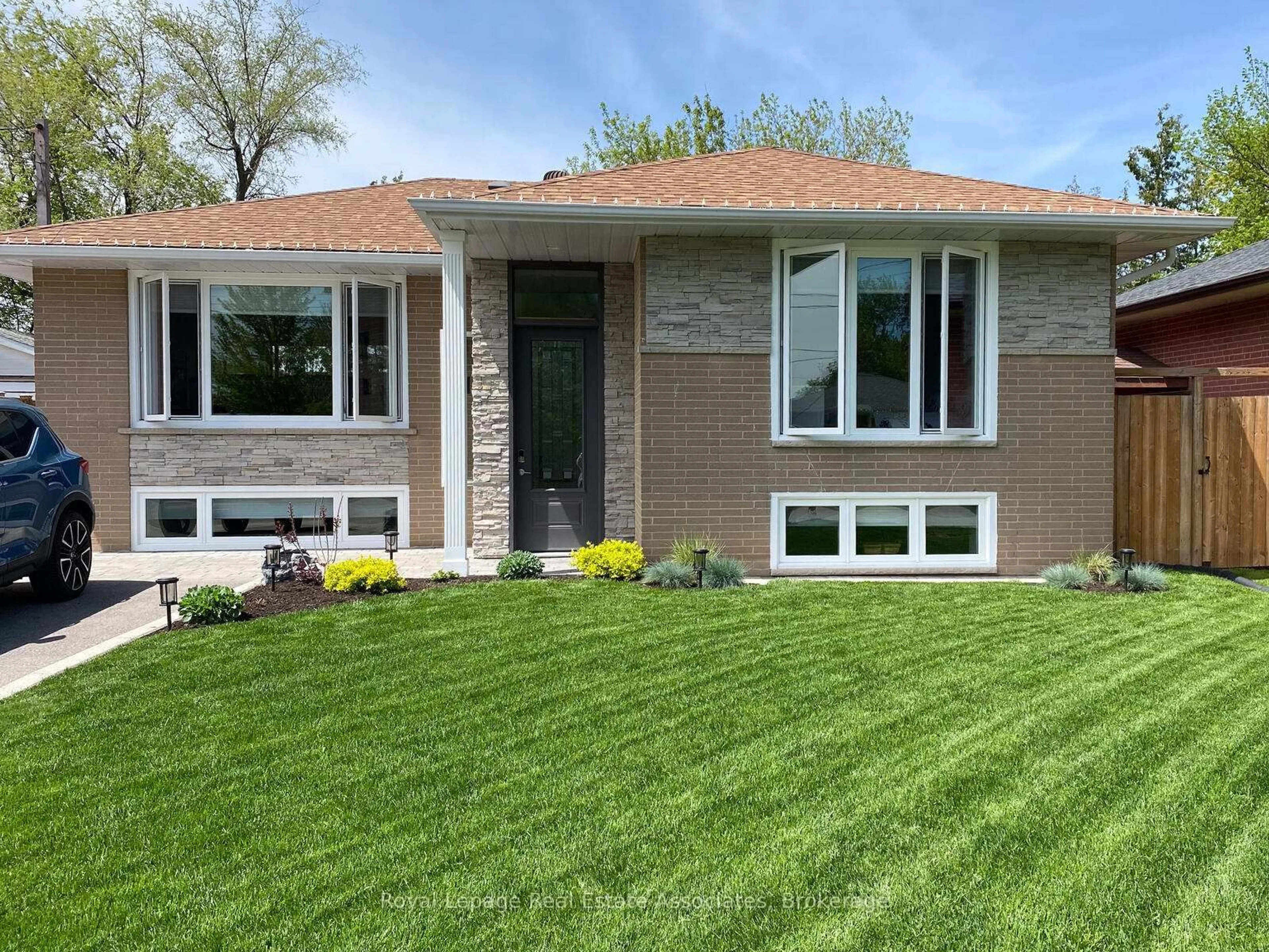 Home with vinyl exterior material, street for 24 Stevens Cres, Halton Hills Ontario L7G 1B6