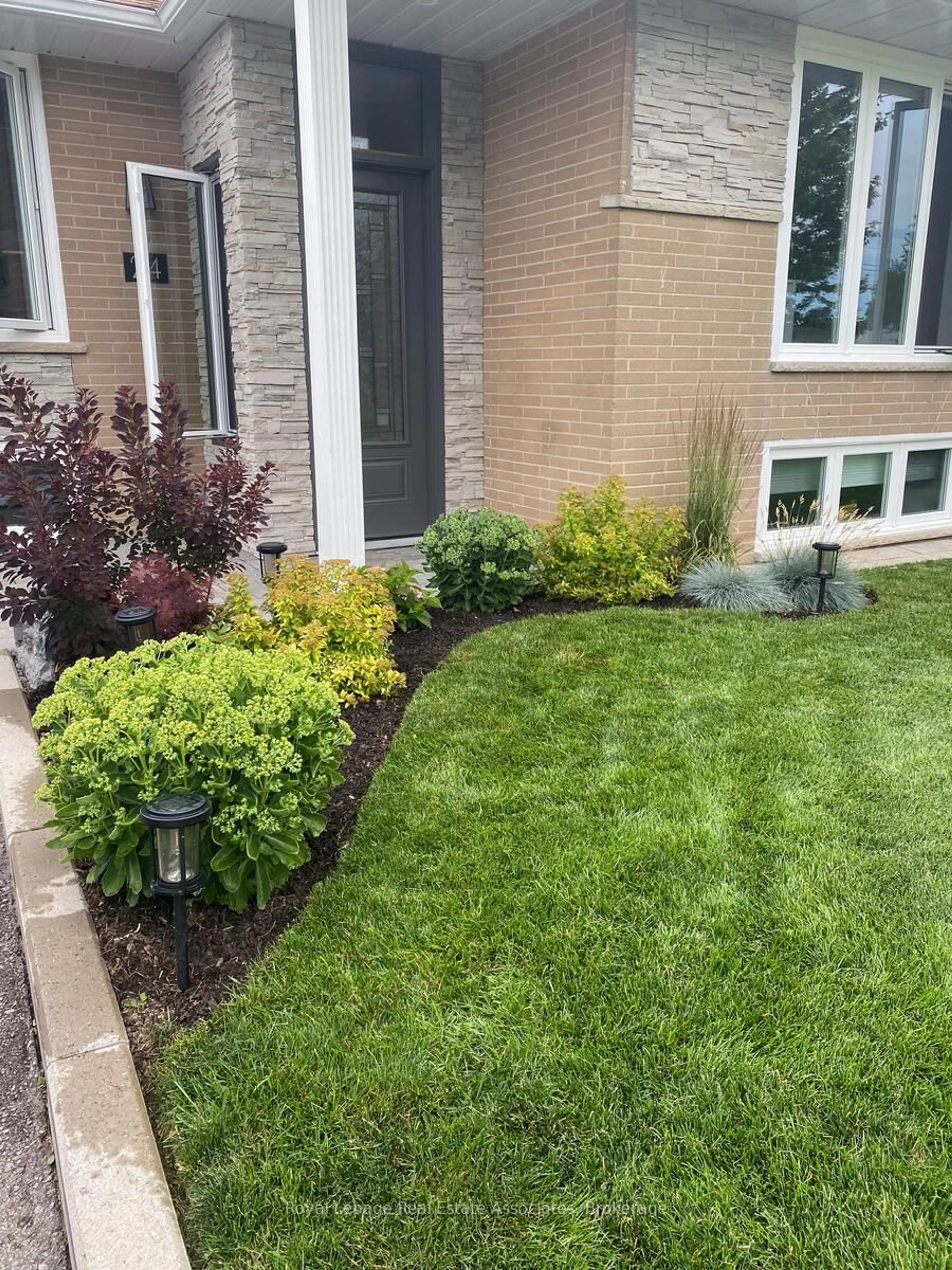 Patio, street for 24 Stevens Cres, Halton Hills Ontario L7G 1B6