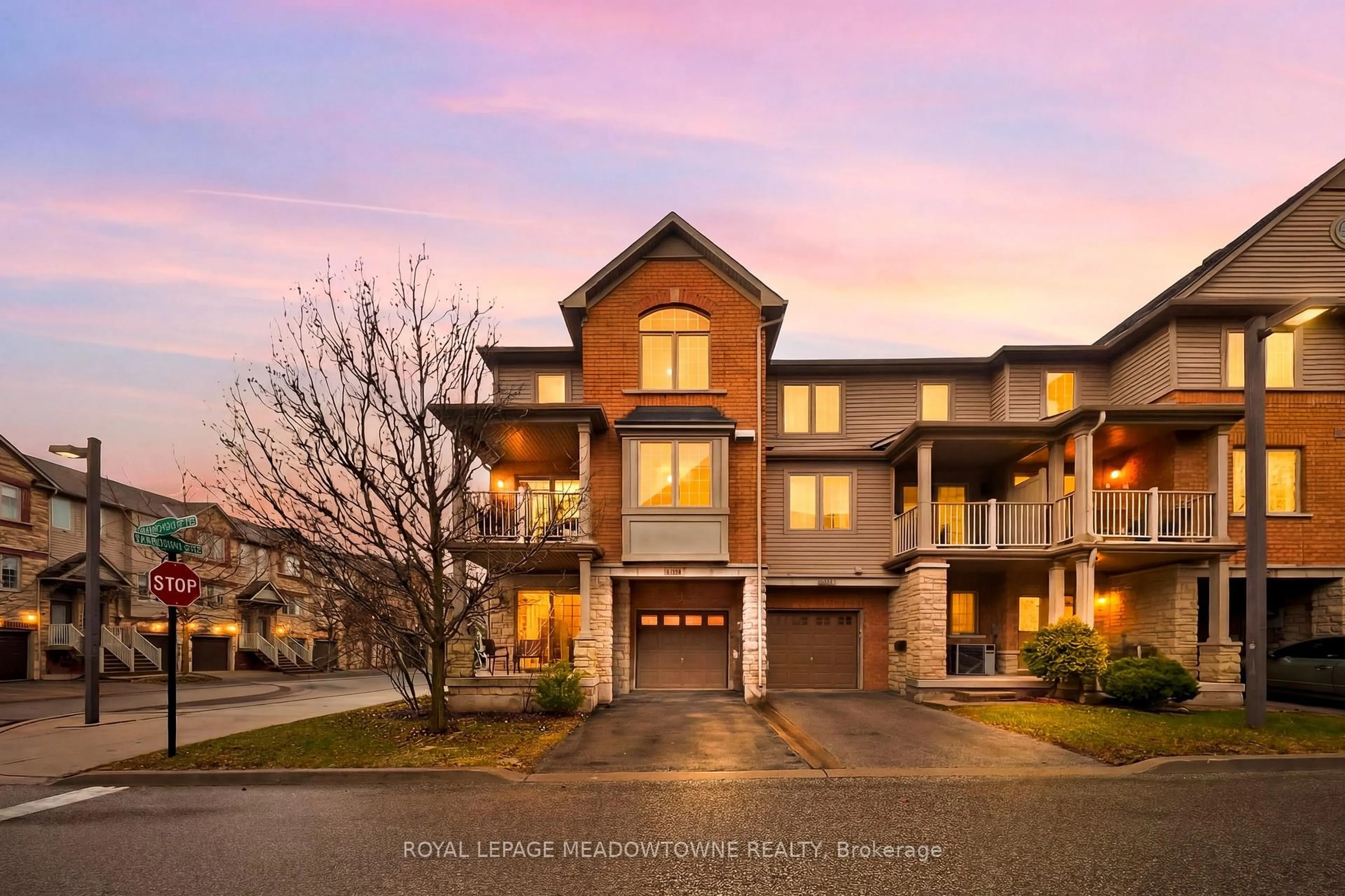 A pic from outside/outdoor area/front of a property/back of a property/a pic from drone, unknown for 624 Maude Common, Burlington Ontario L7L 0C7