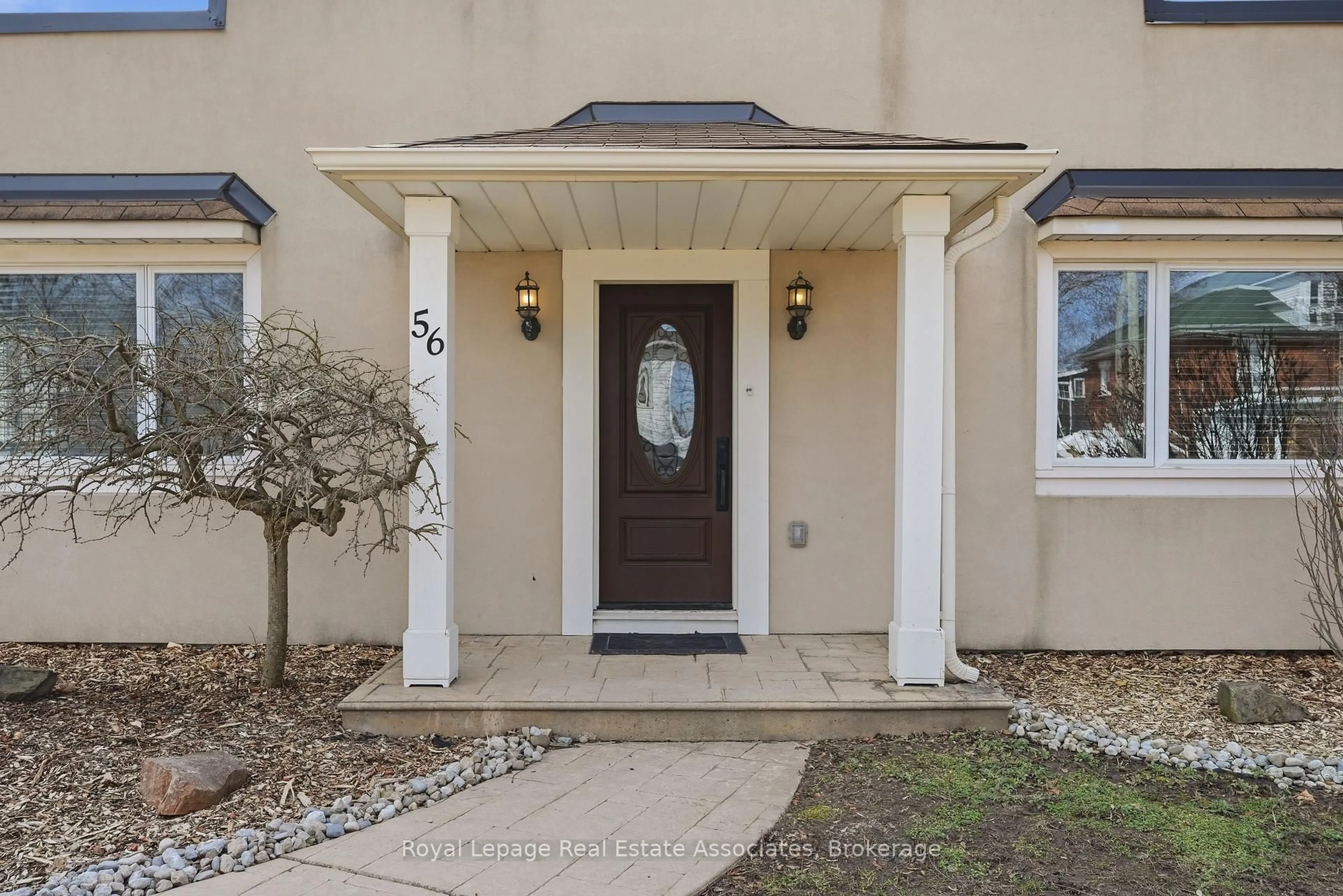 Indoor entryway for 56 King St, Halton Hills Ontario L7G 2G4