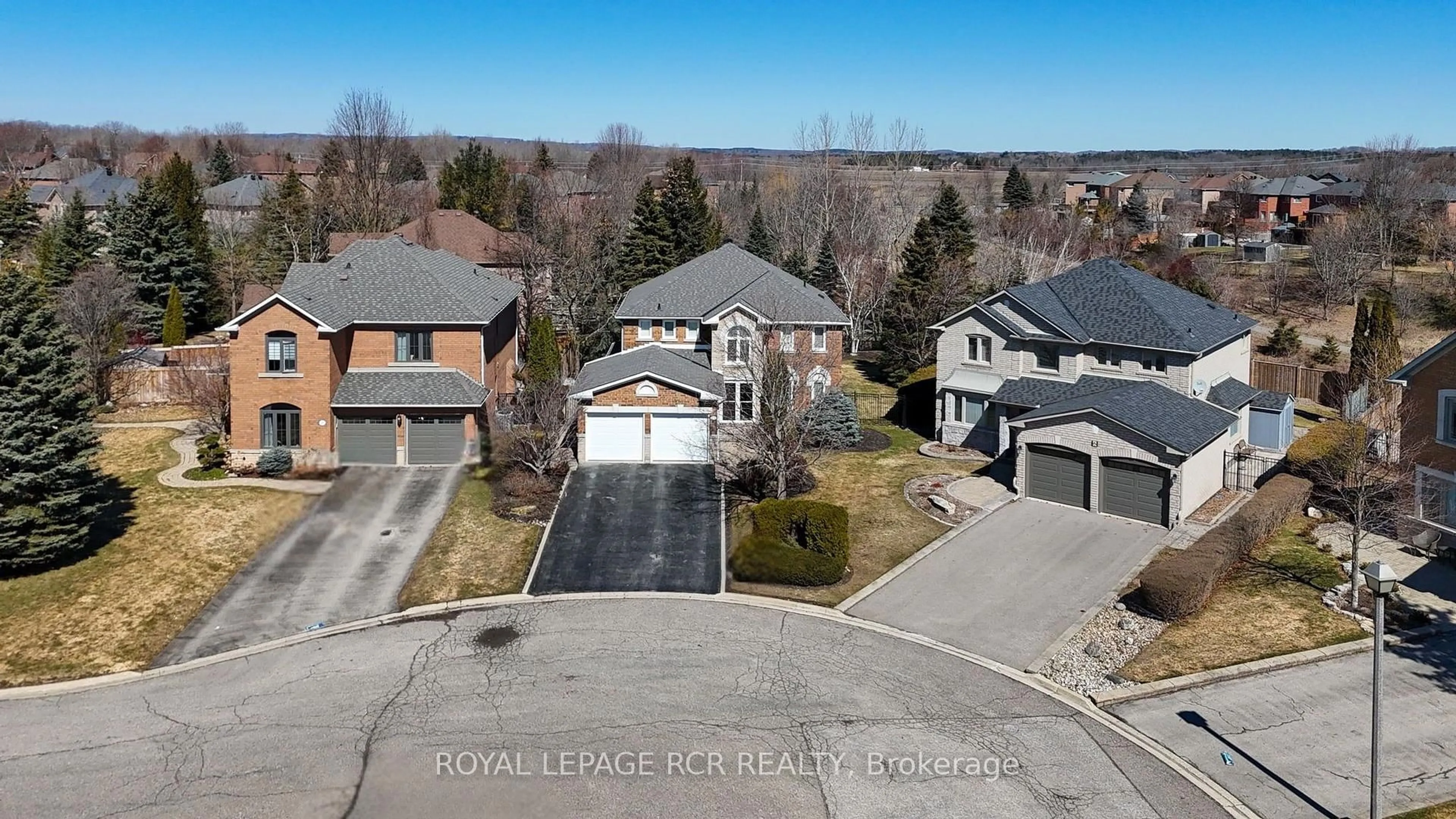 A pic from outside/outdoor area/front of a property/back of a property/a pic from drone, street for 4 Vantagebrook Crt, Caledon Ontario L7E 1J3