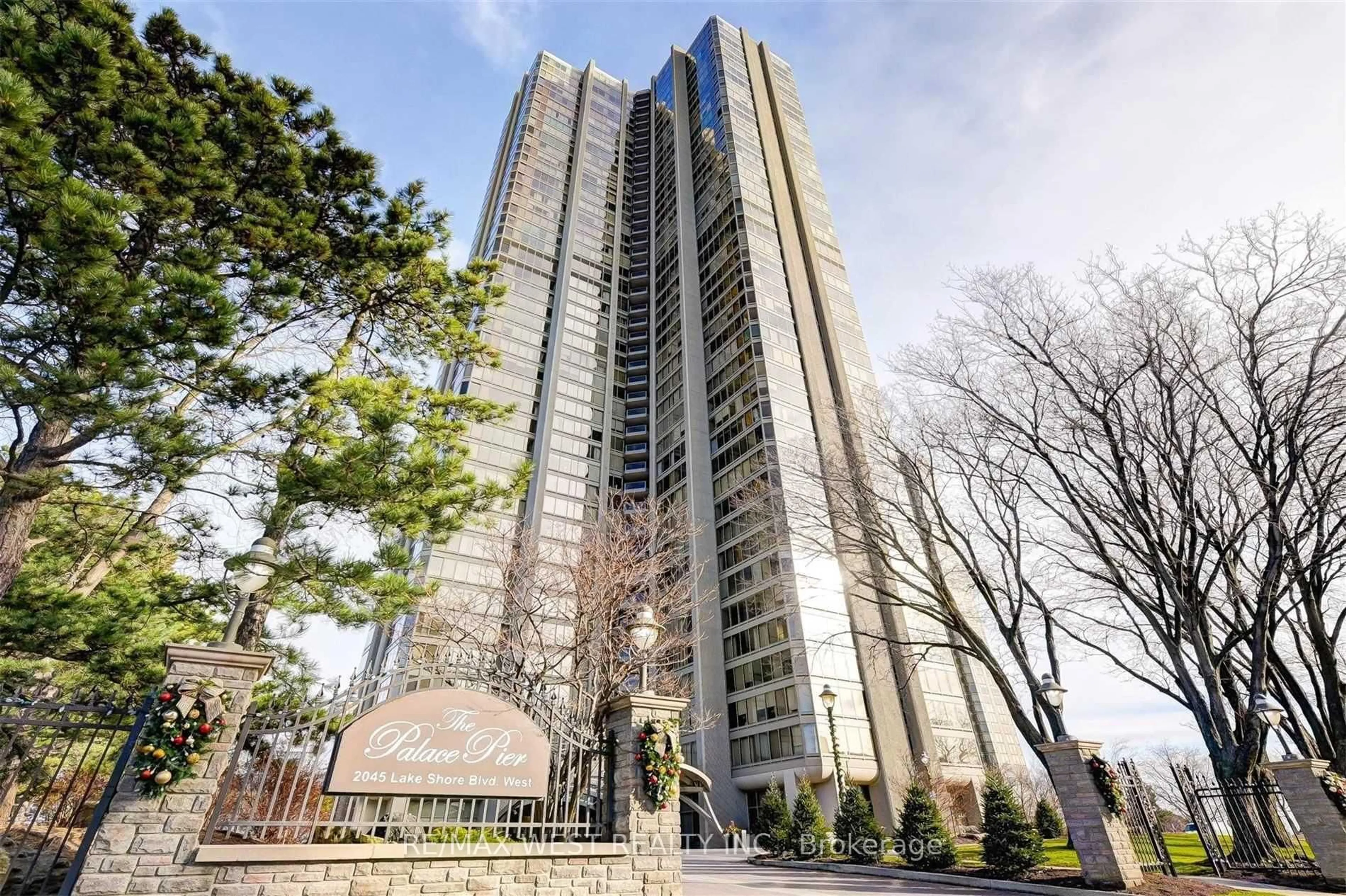 Indoor foyer for 2045 Lake Shore Blvd #807, Toronto Ontario M8V 2Z6