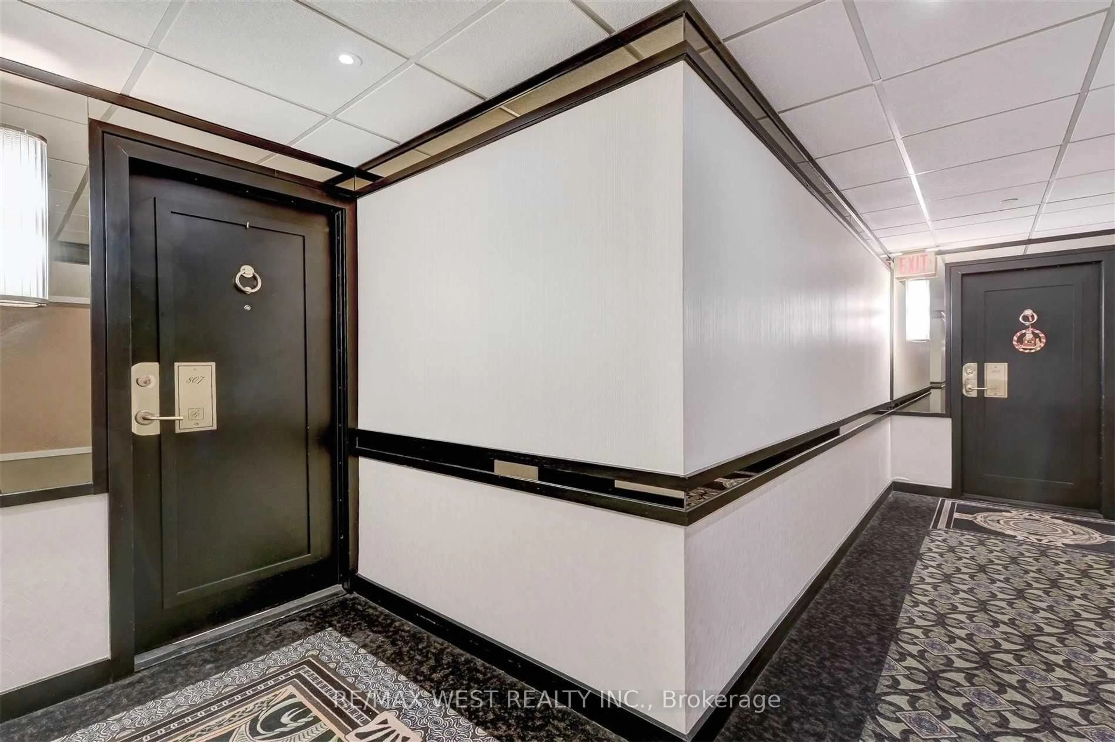 Indoor foyer for 2045 Lake Shore Blvd #807, Toronto Ontario M8V 2Z6