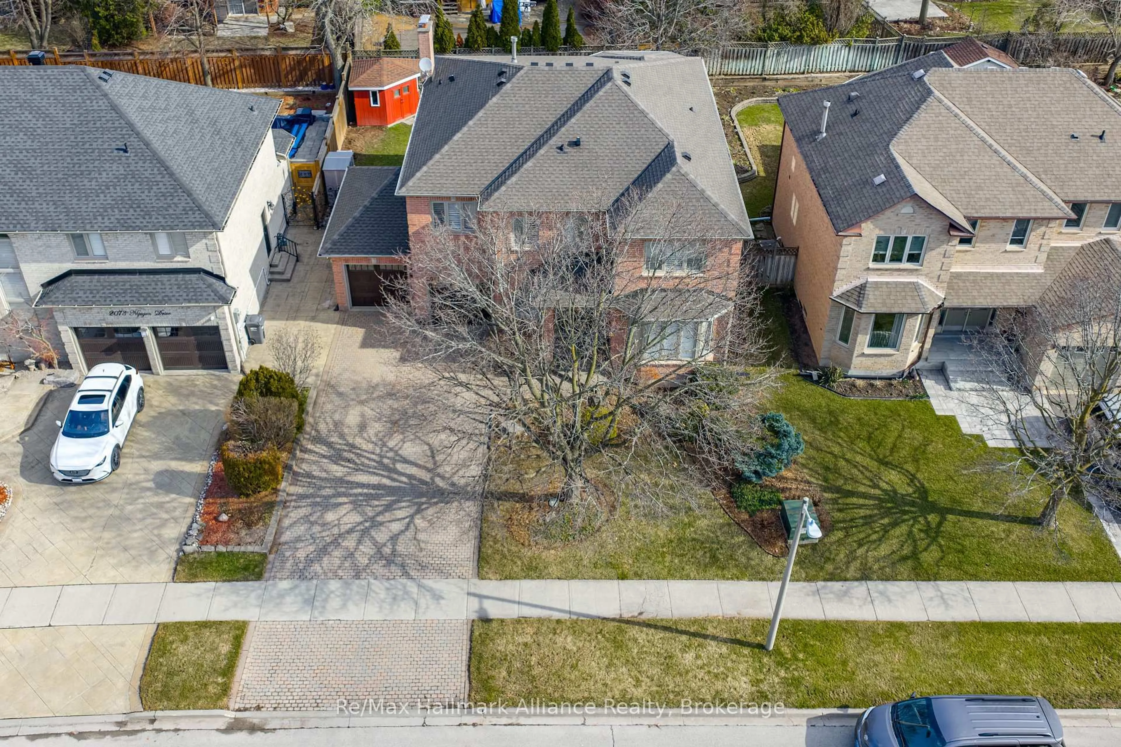 A pic from outside/outdoor area/front of a property/back of a property/a pic from drone, street for 2069 Nipigon Dr, Oakville Ontario L6H 4G3