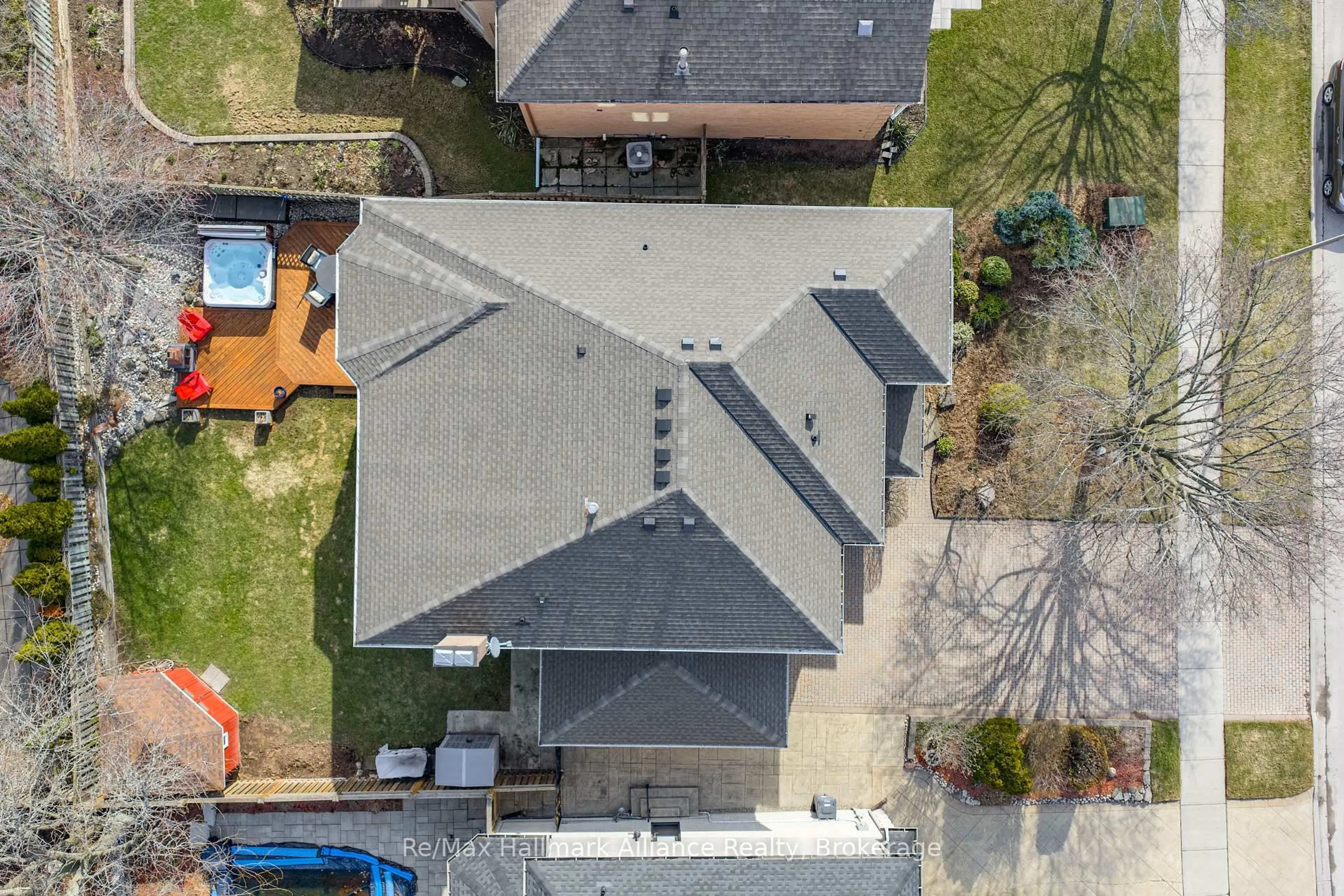 A pic from outside/outdoor area/front of a property/back of a property/a pic from drone, street for 2069 Nipigon Dr, Oakville Ontario L6H 4G3