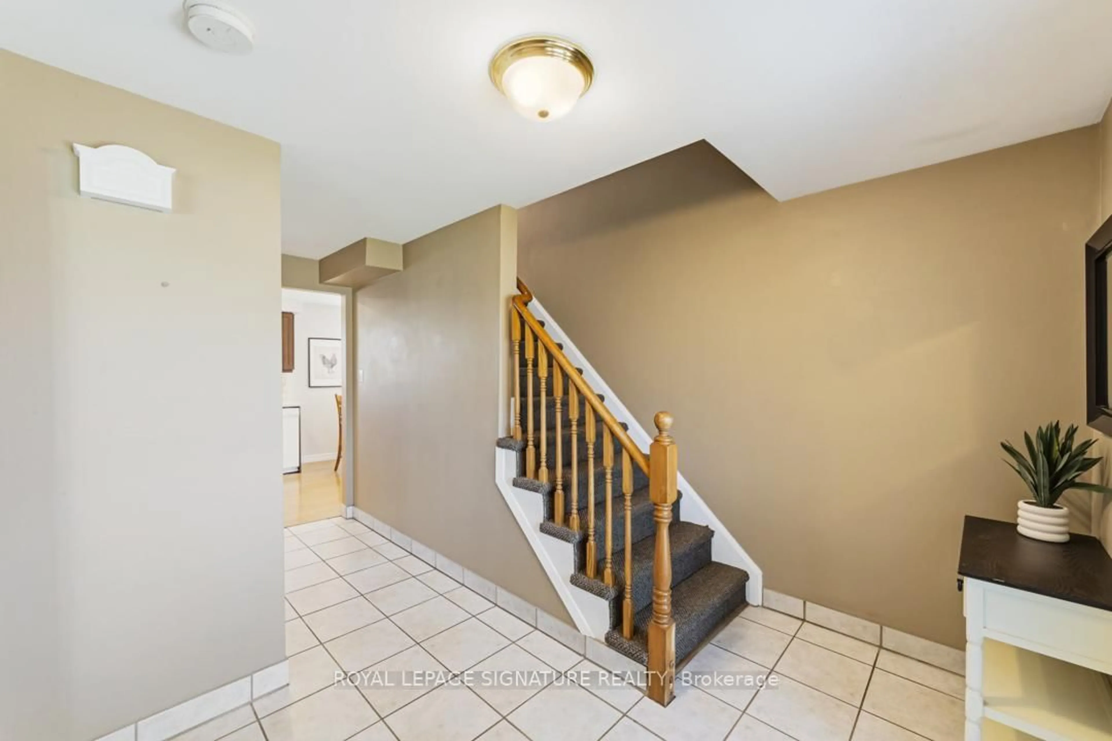 Indoor entryway for 770 Banting Crt, Milton Ontario L9T 3M5