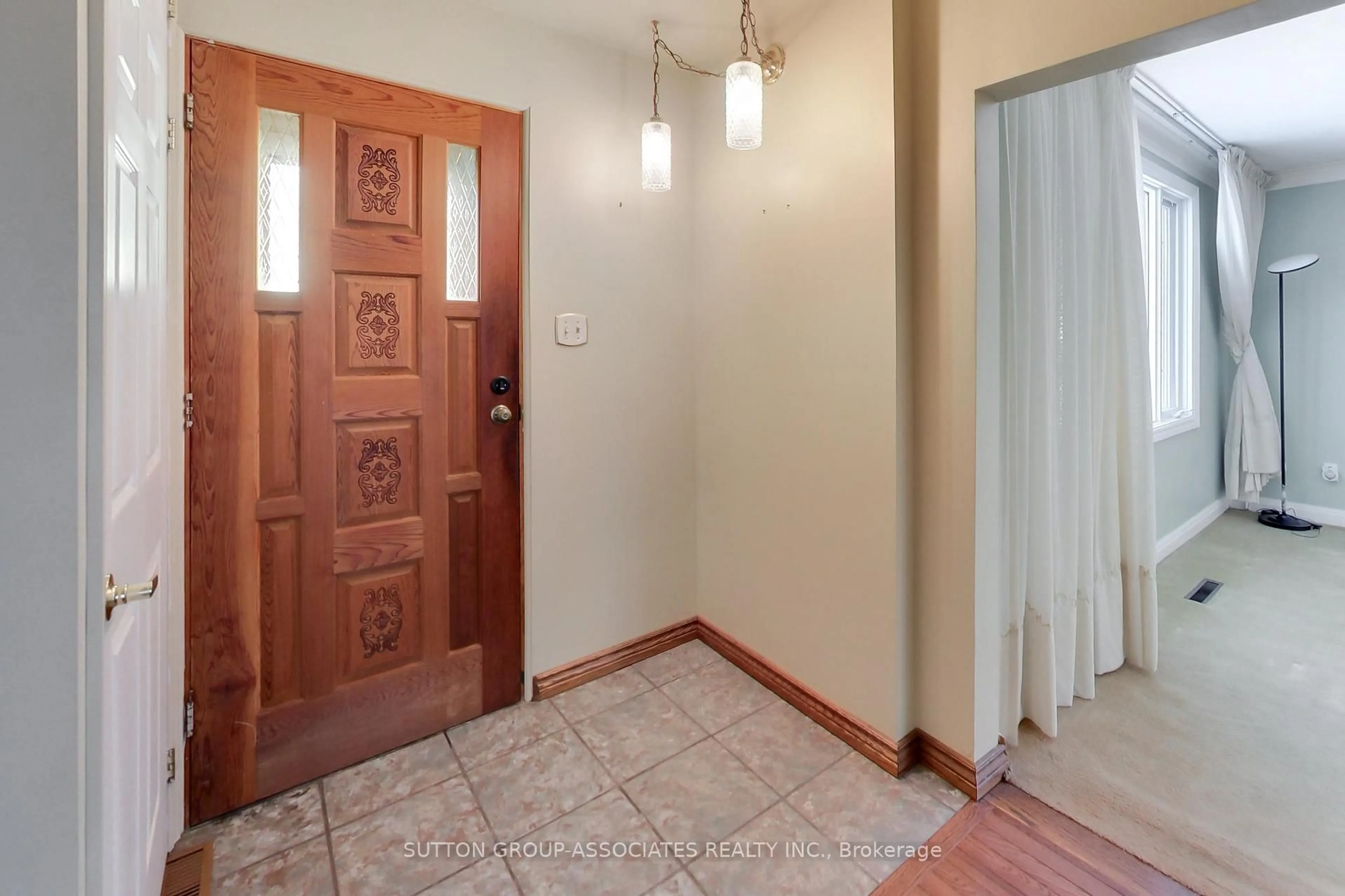 Indoor entryway for 683 Glengrove Ave, Toronto Ontario M6B 2J2