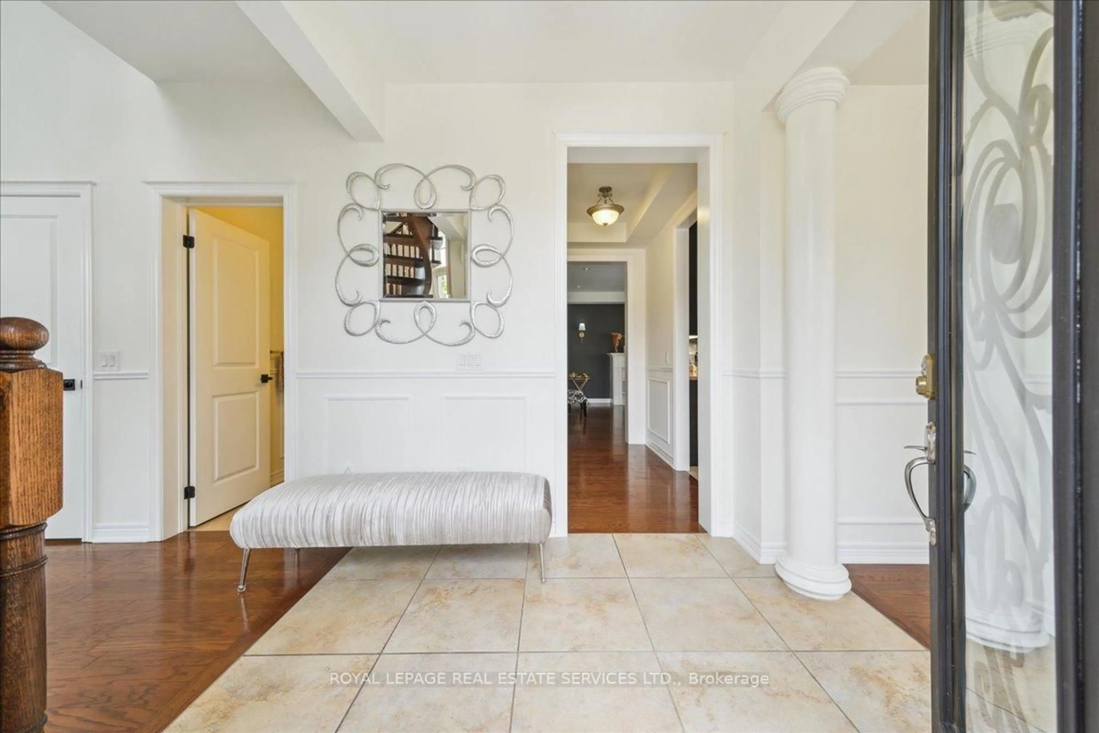 Indoor entryway for 3150 Trailside Dr, Oakville Ontario L6M 0P6