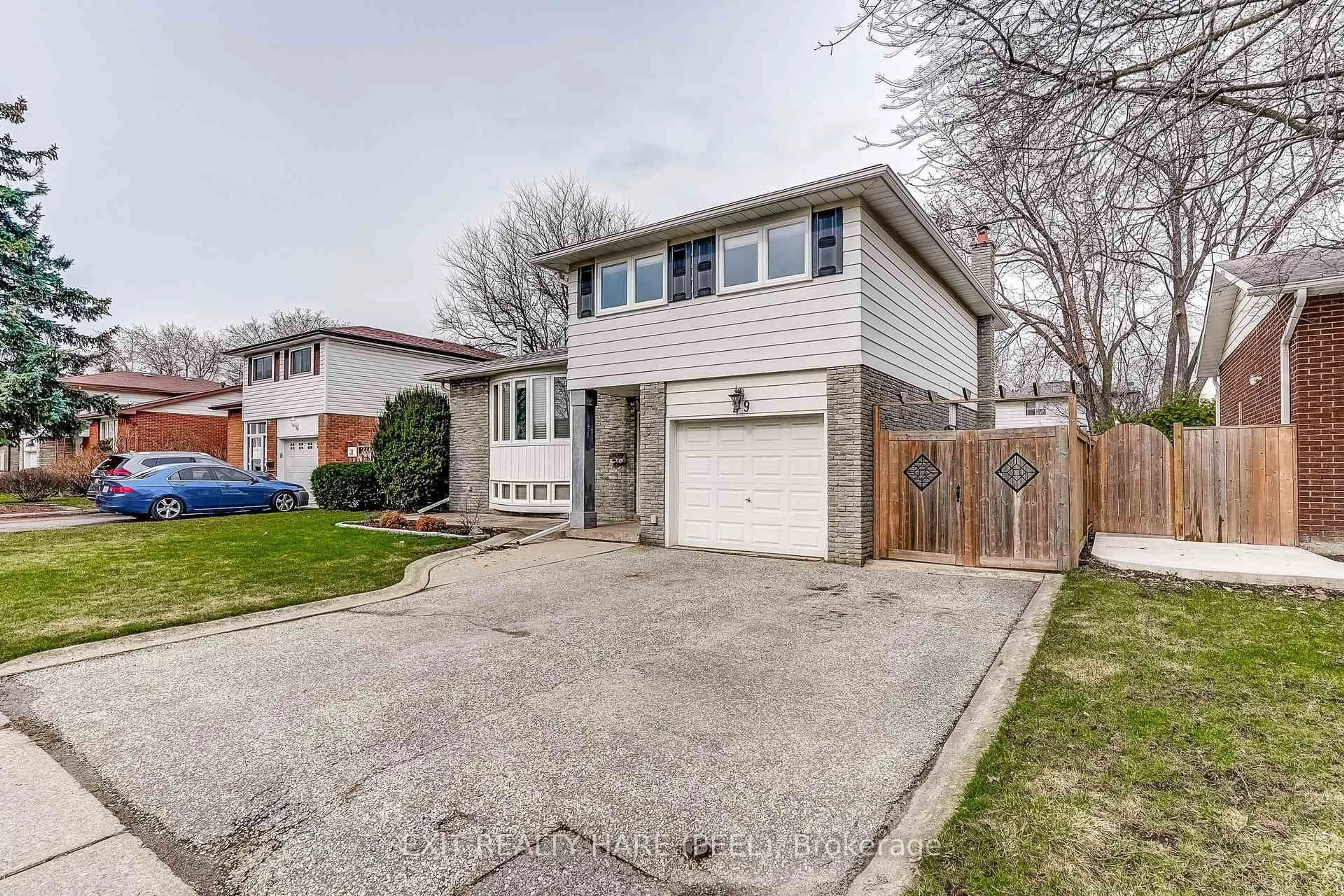 Home with brick exterior material, street for 29 Trotters Lane, Brampton Ontario L6Y 1B5