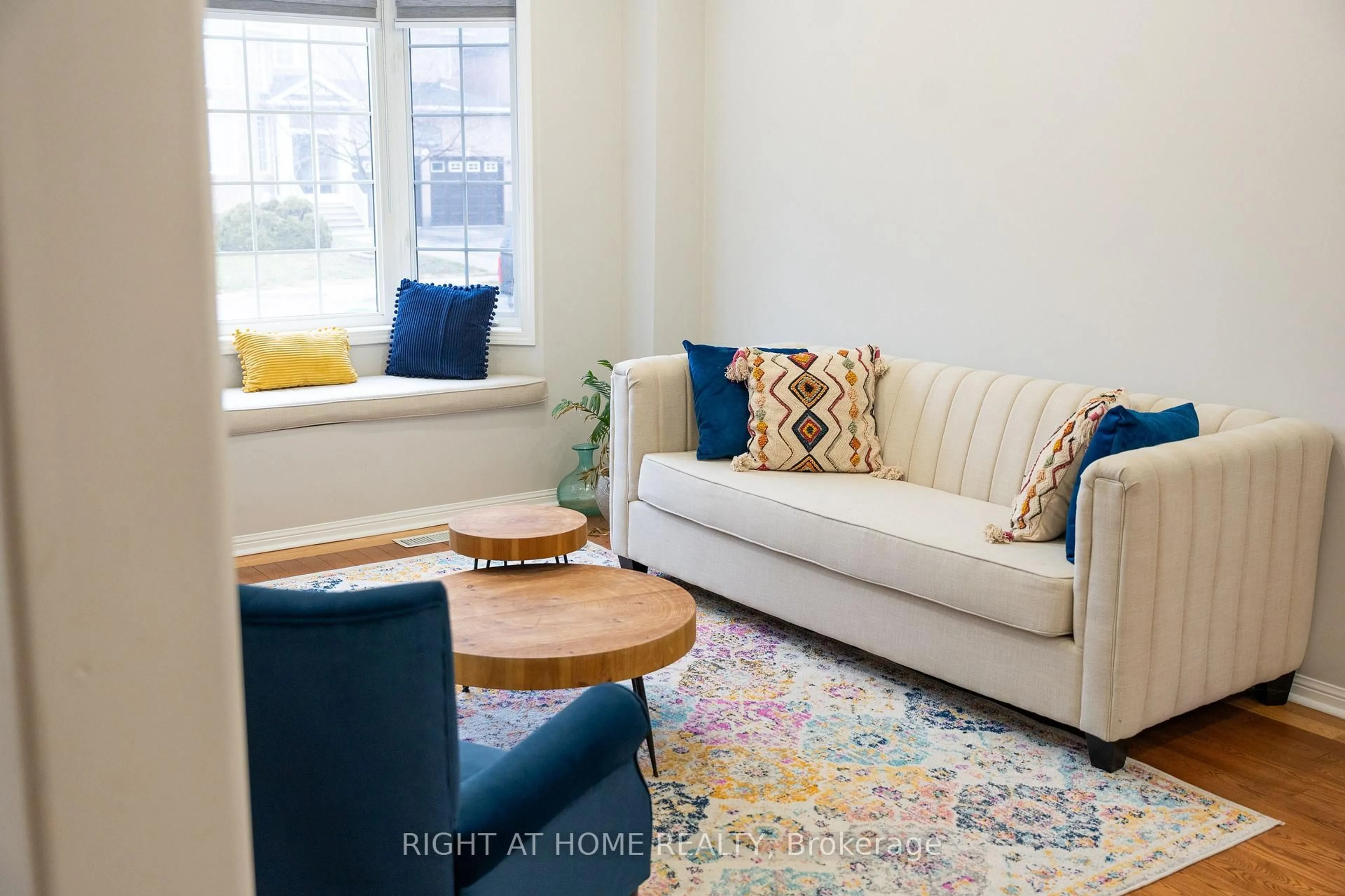 Living room with furniture, carpet floor for 137 Whitwell Dr, Brampton Ontario L6P 1L2