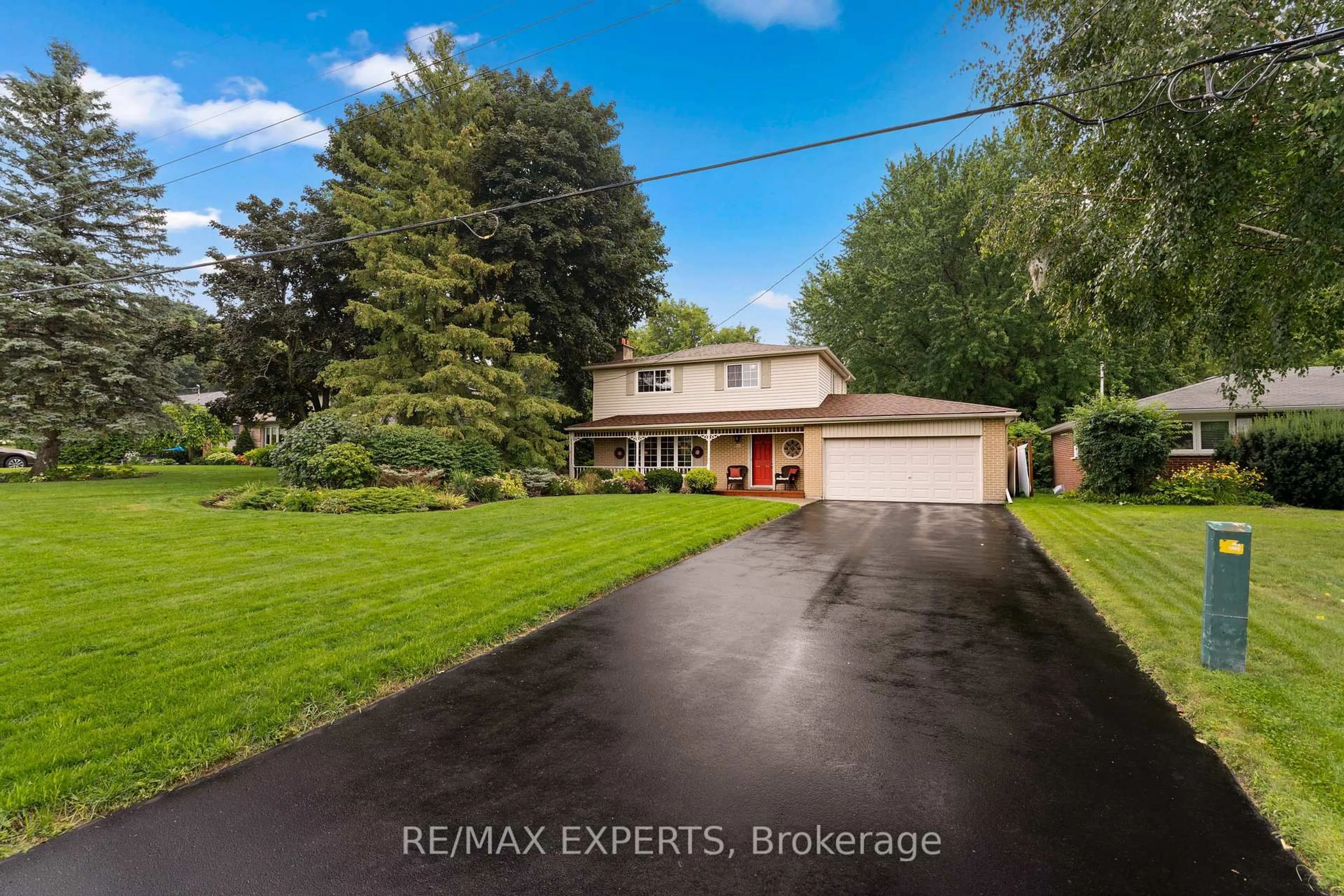 A pic from outside/outdoor area/front of a property/back of a property/a pic from drone, street for 28 Hilltop Dr, Caledon Ontario L7C 1H6