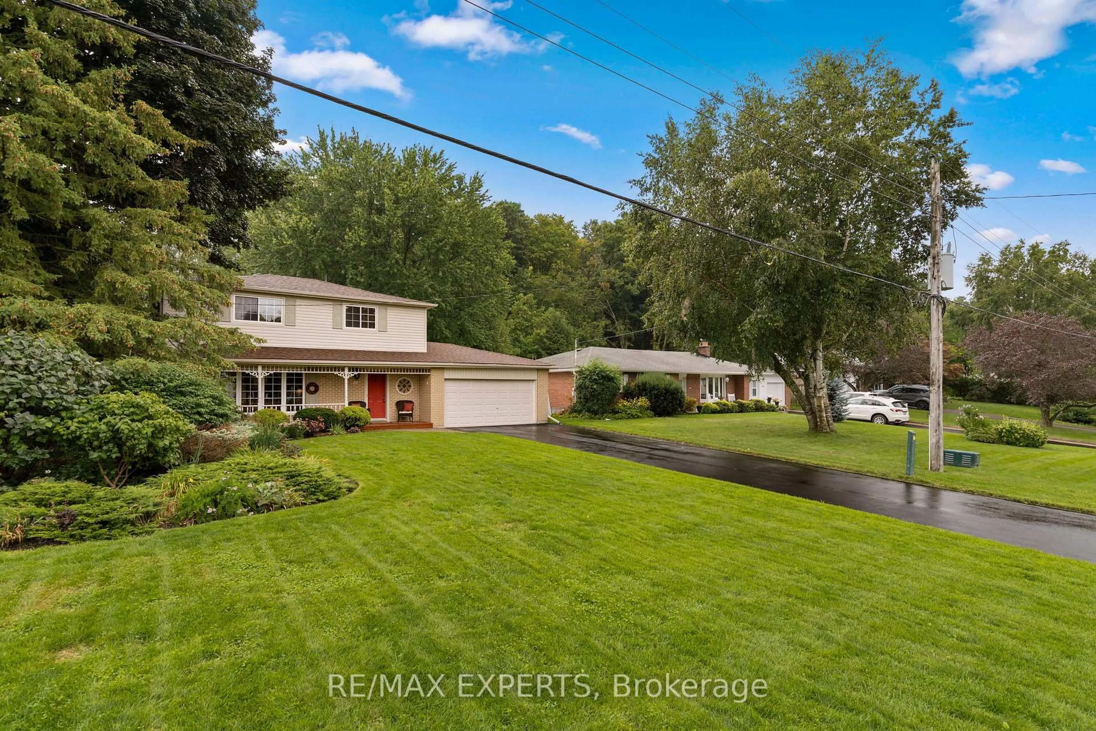 A pic from outside/outdoor area/front of a property/back of a property/a pic from drone, street for 28 Hilltop Dr, Caledon Ontario L7C 1H6