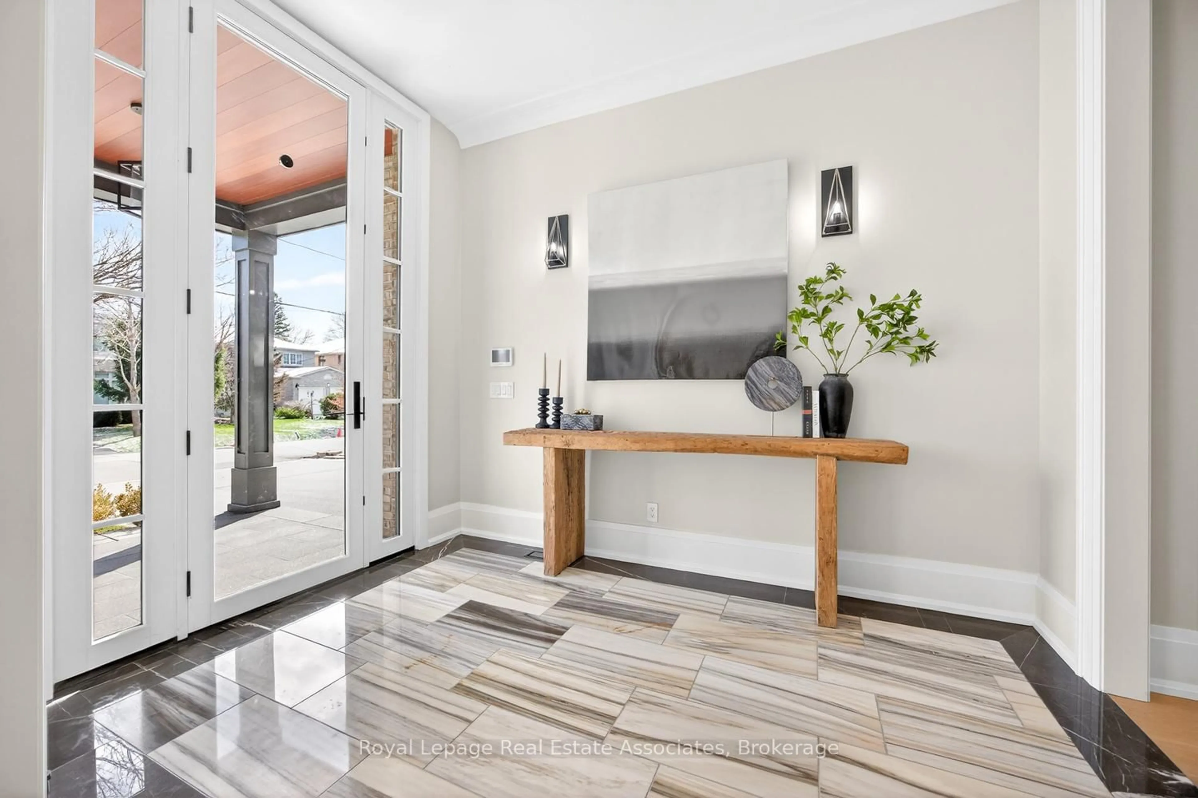 Indoor entryway for 16 Dorlen Ave, Toronto Ontario M9B 5A9