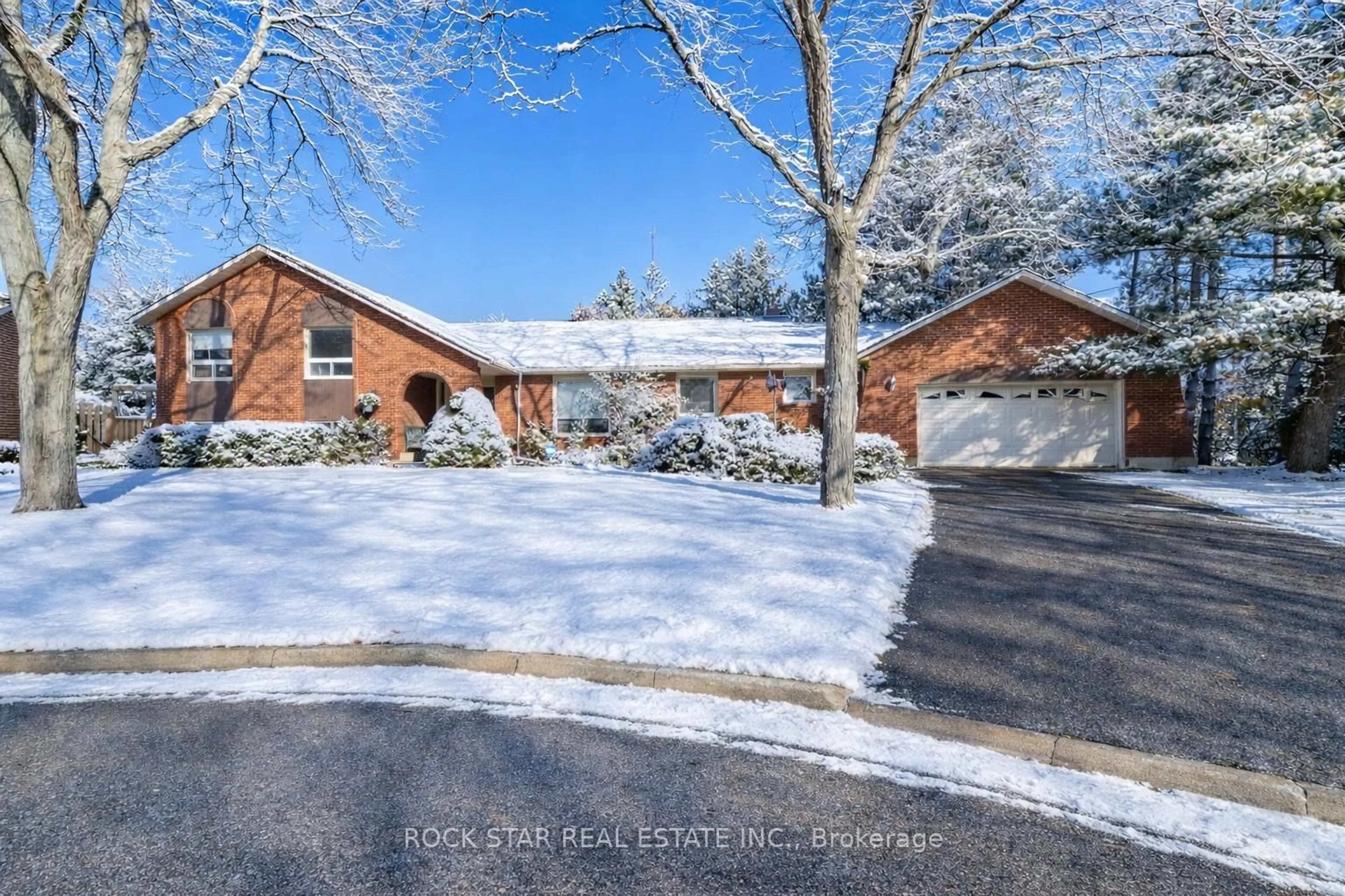 A pic from outside/outdoor area/front of a property/back of a property/a pic from drone, unknown for 14 Cairnmore Crt, Brampton Ontario L6Z 1T6