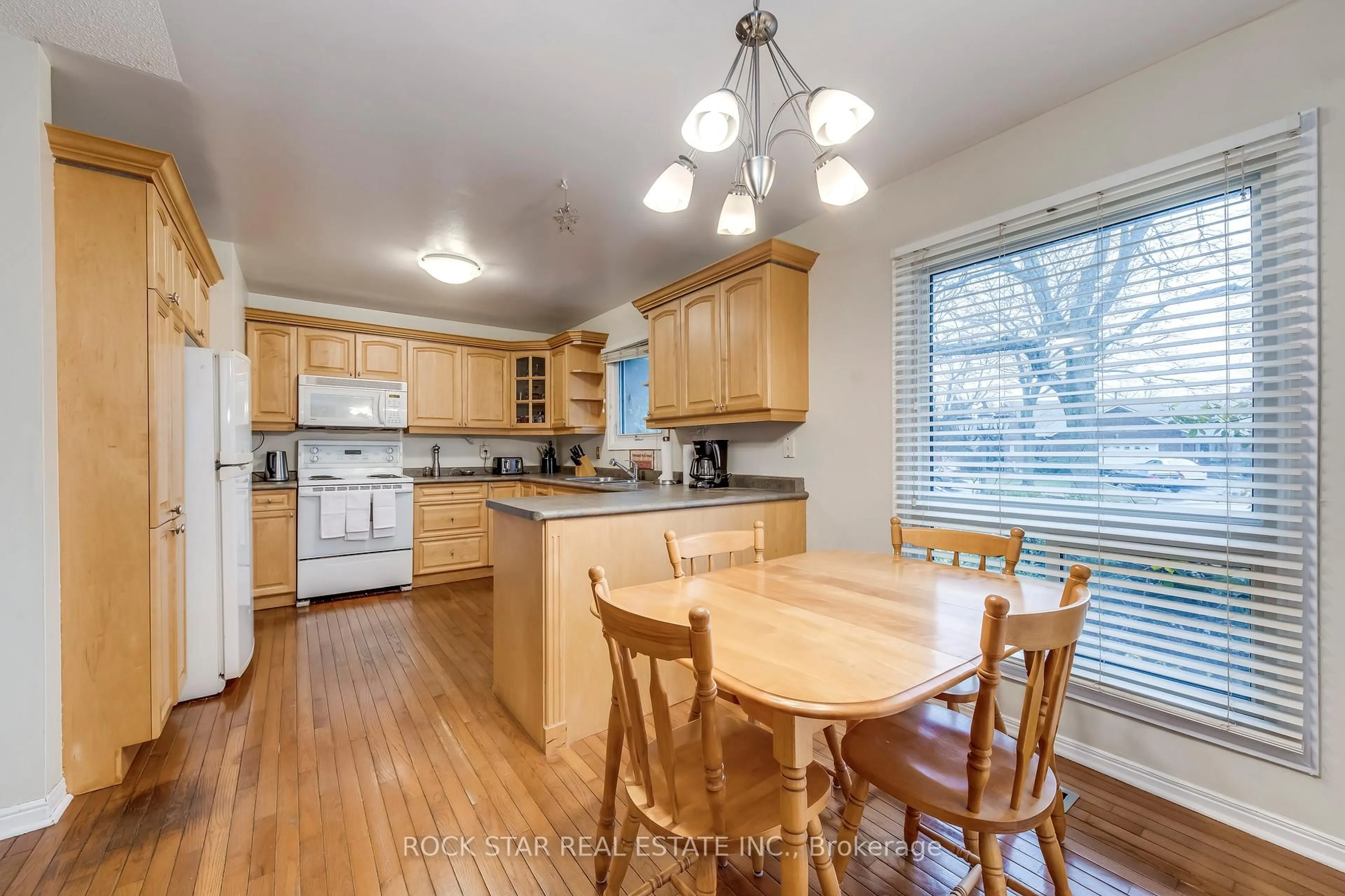 Open concept kitchen, wood/laminate floor for 14 Cairnmore Crt, Brampton Ontario L6Z 1T6