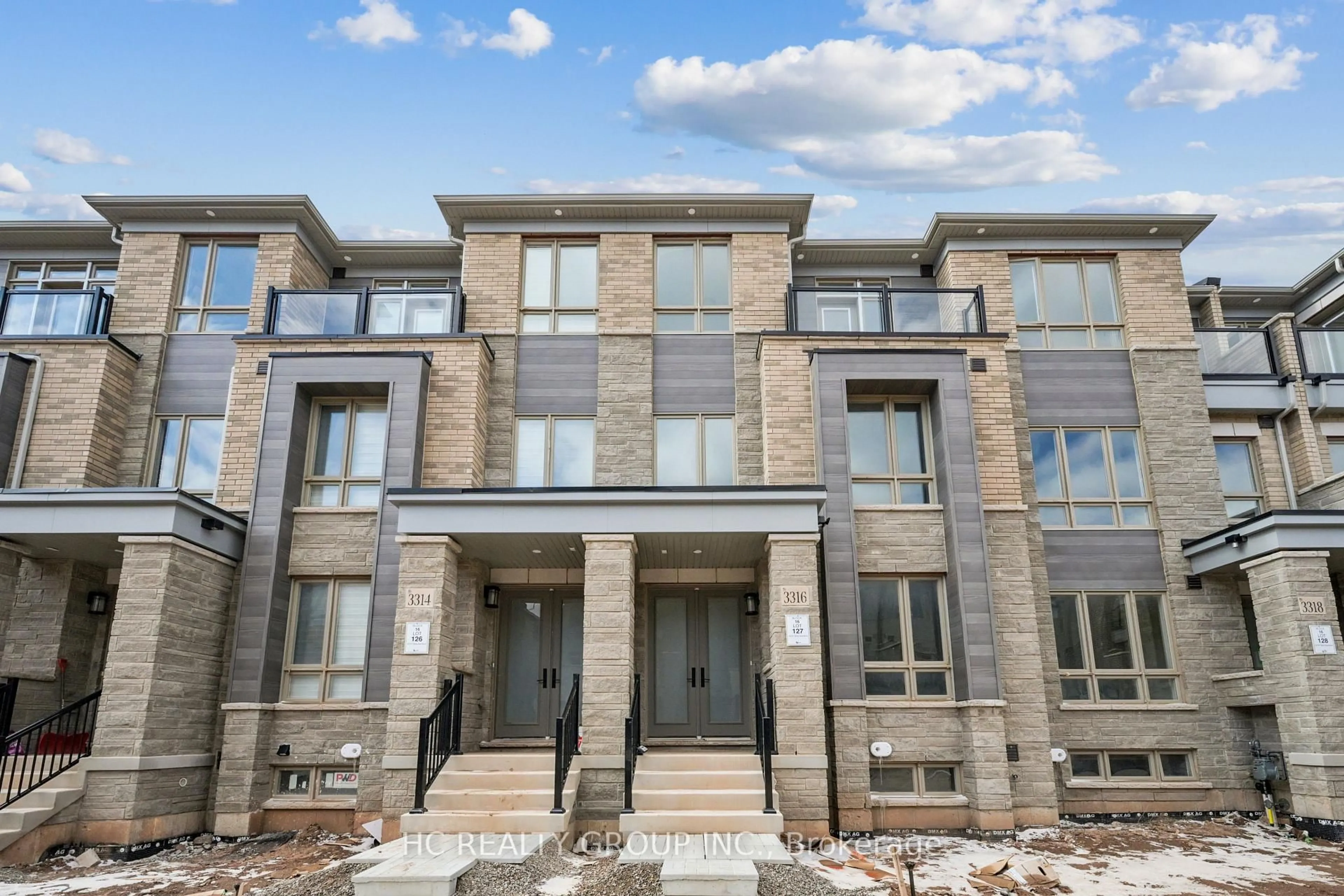Home with brick exterior material, building for 3316 Taha Gdns, Oakville Ontario L6M 5S1