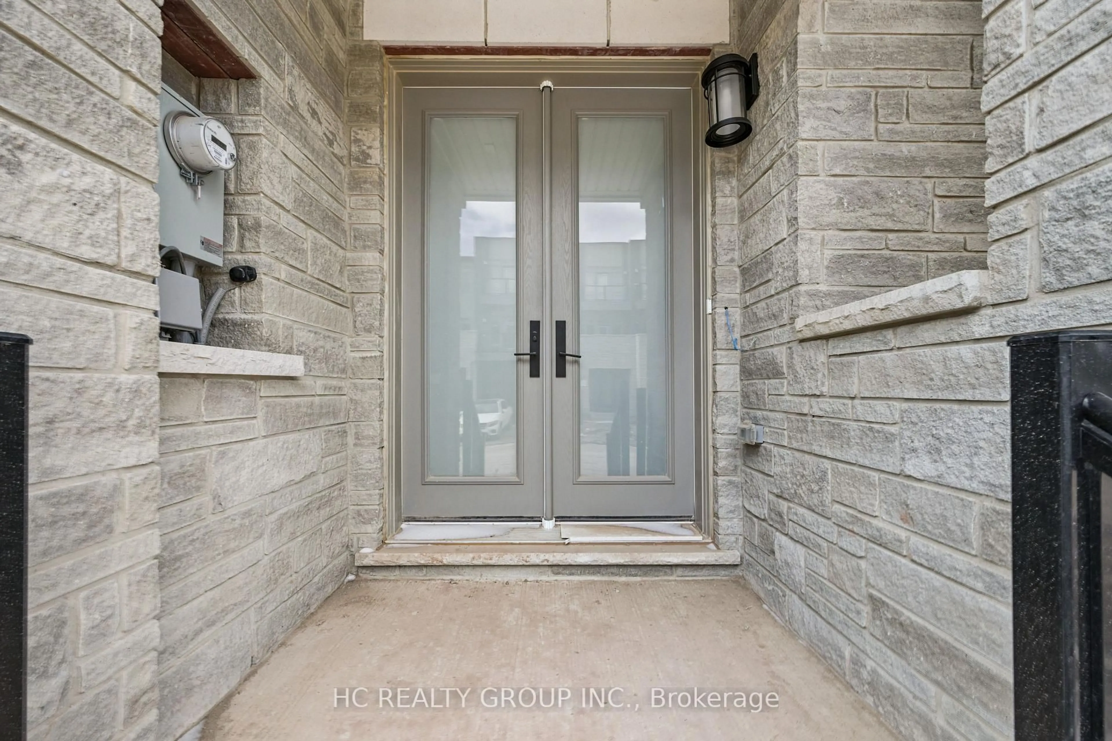 Indoor entryway for 3316 Taha Gdns, Oakville Ontario L6M 5S1