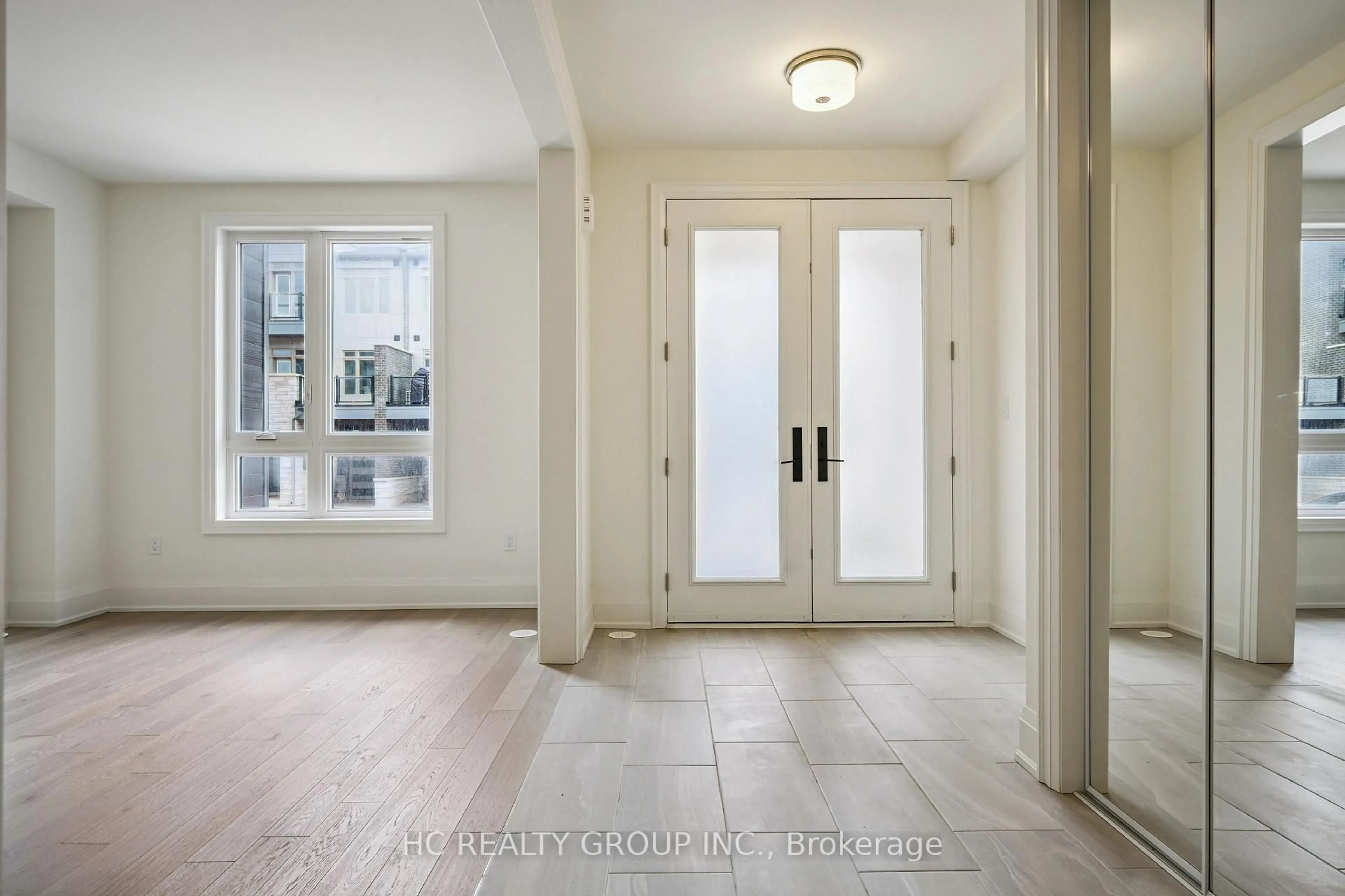 Indoor entryway for 3316 Taha Gdns, Oakville Ontario L6M 5S1