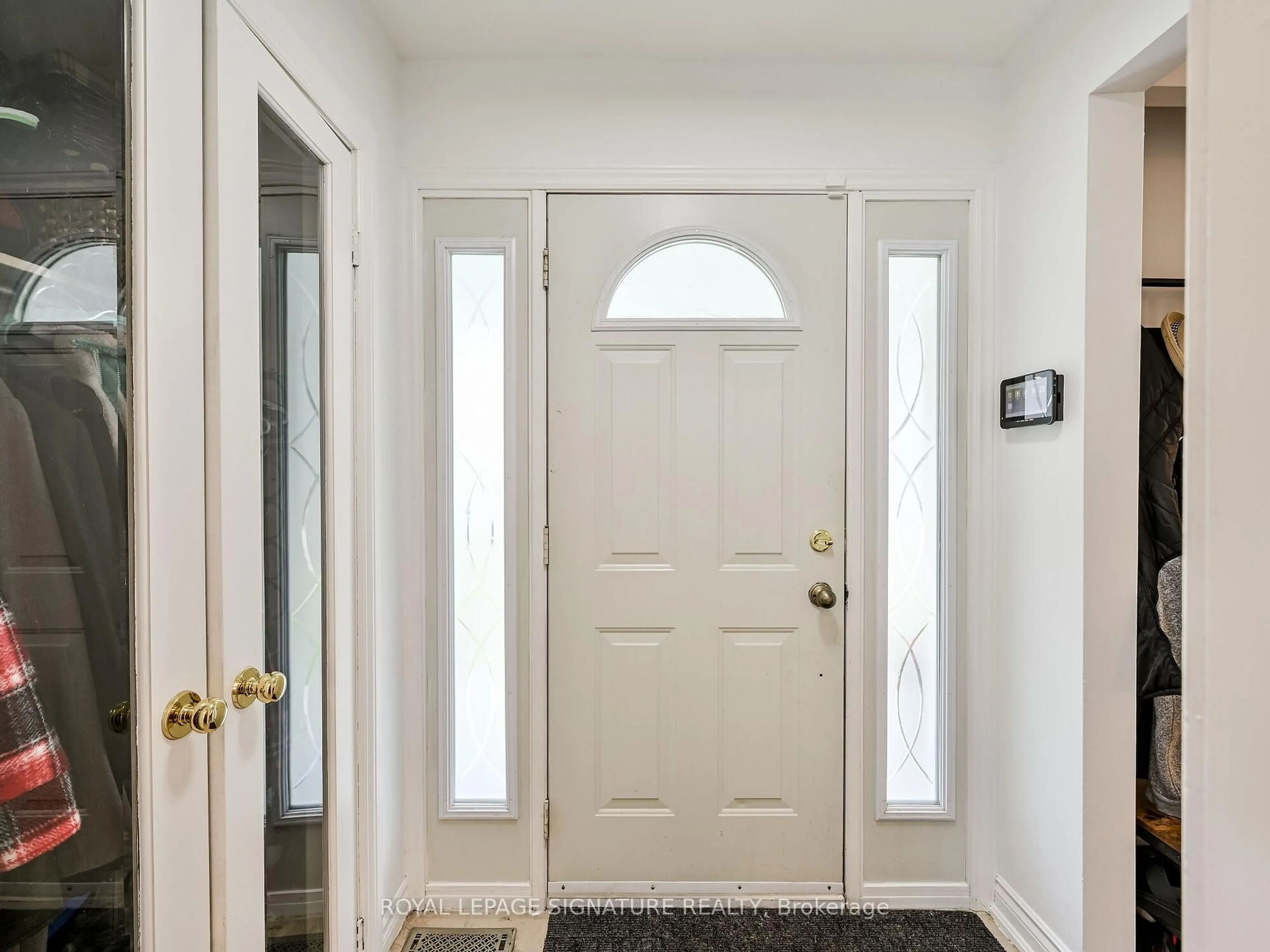 Indoor entryway for 1195 Chada Ave, Mississauga Ontario L5C 1P8