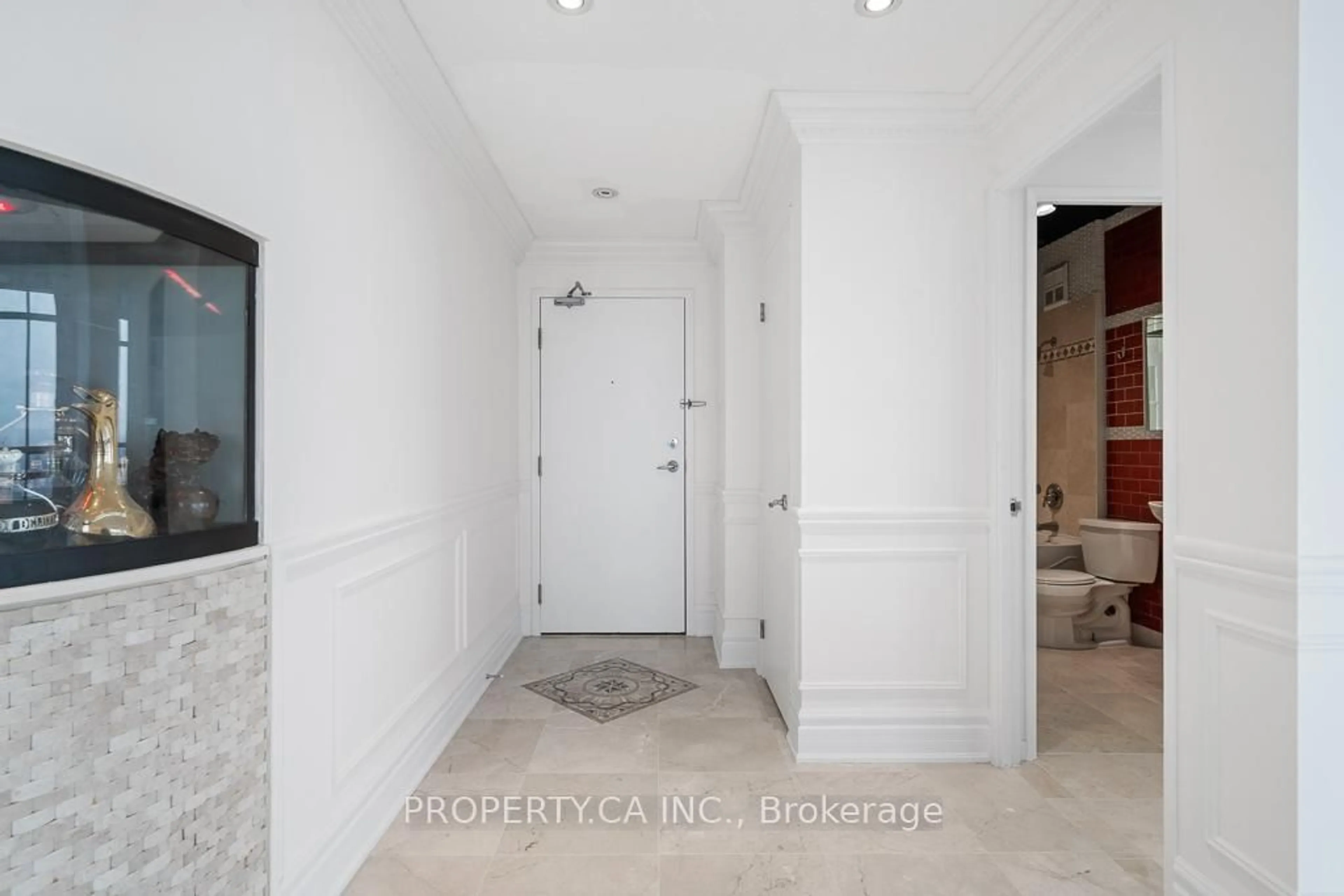 Indoor entryway for 75 King St #PH11, Mississauga Ontario L5A 4G5