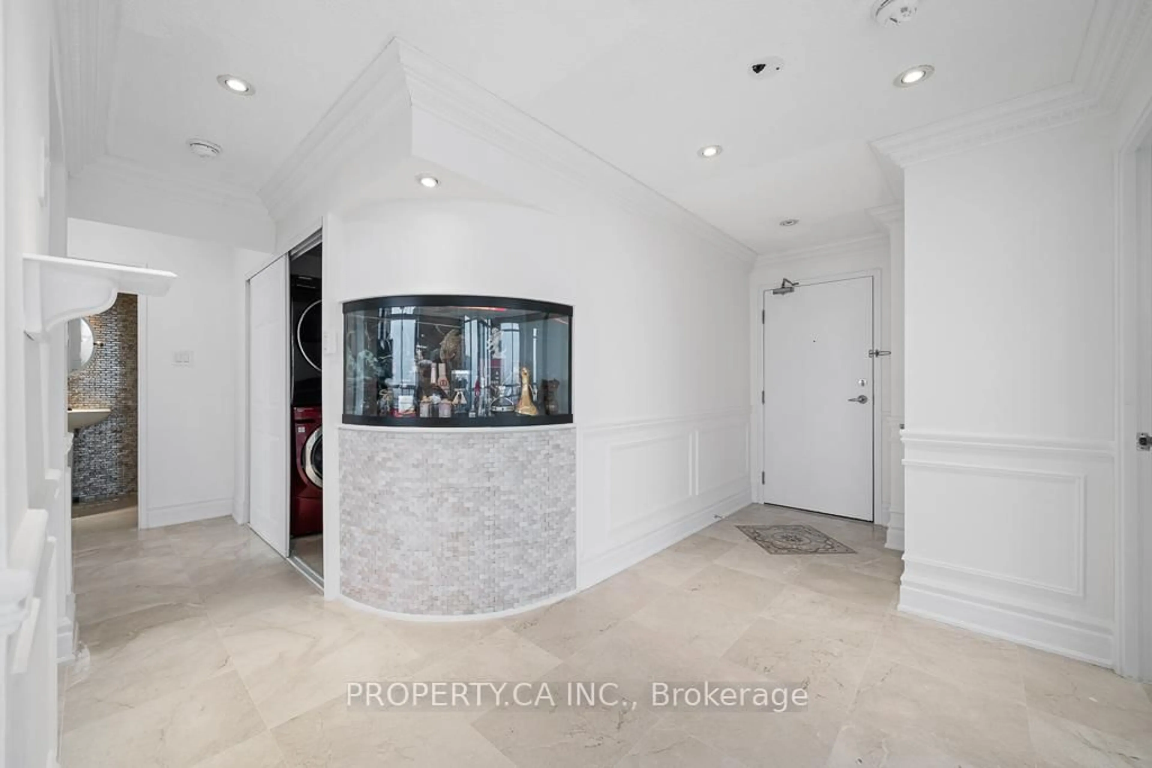 Indoor entryway for 75 King St #PH11, Mississauga Ontario L5A 4G5