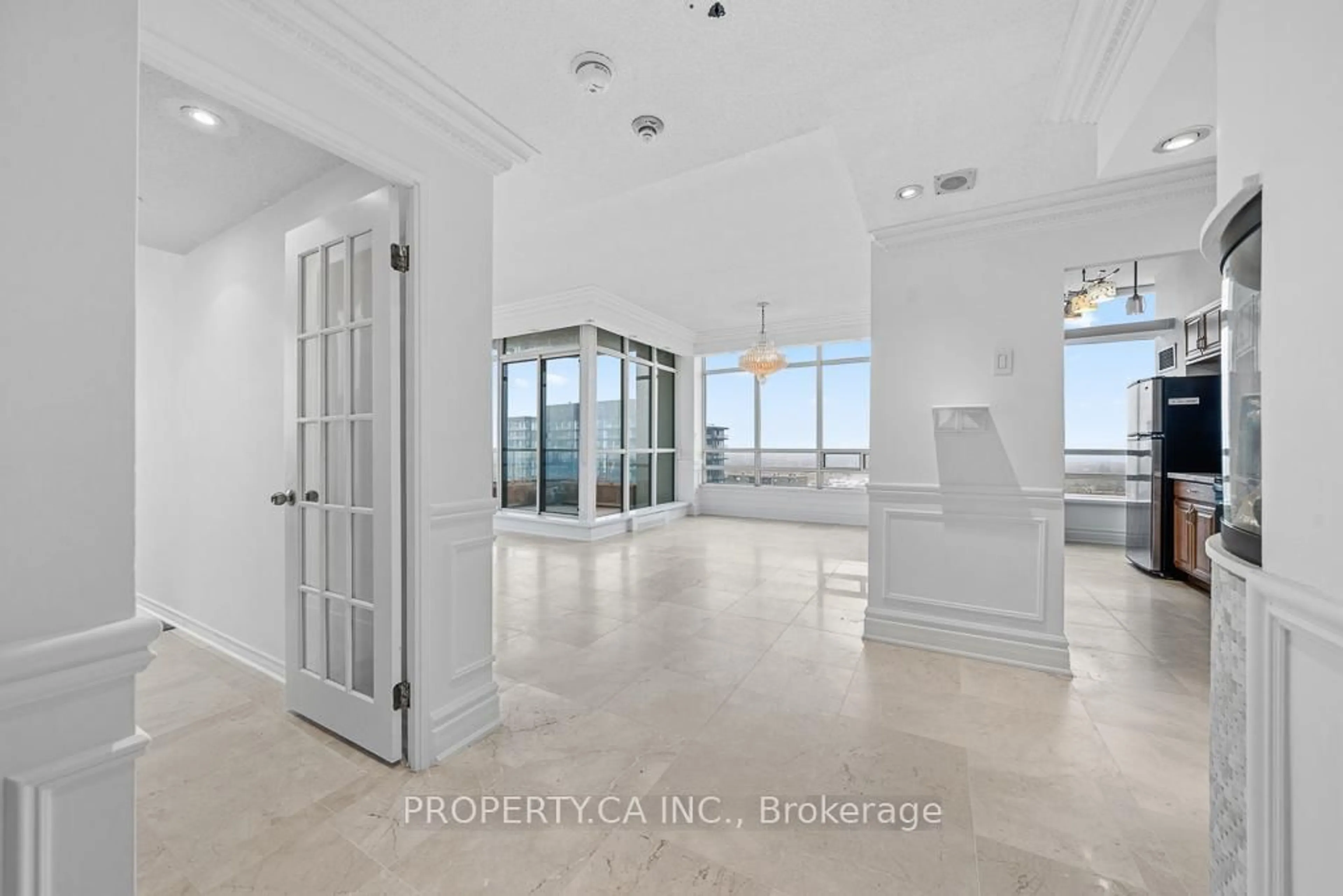 Indoor entryway for 75 King St #PH11, Mississauga Ontario L5A 4G5