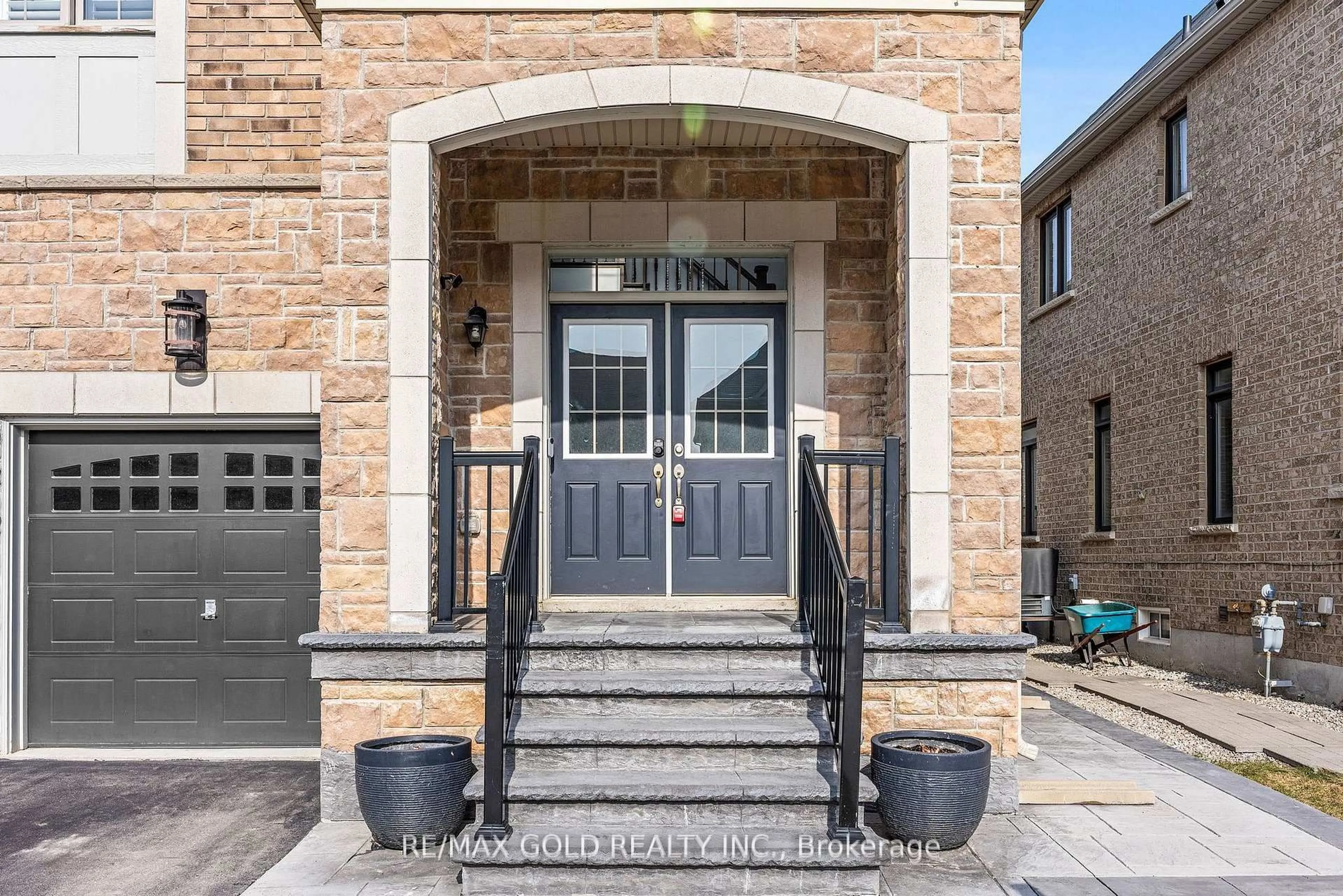 Indoor entryway for 9 Fringetree Rd, Brampton Ontario L6R 0B6