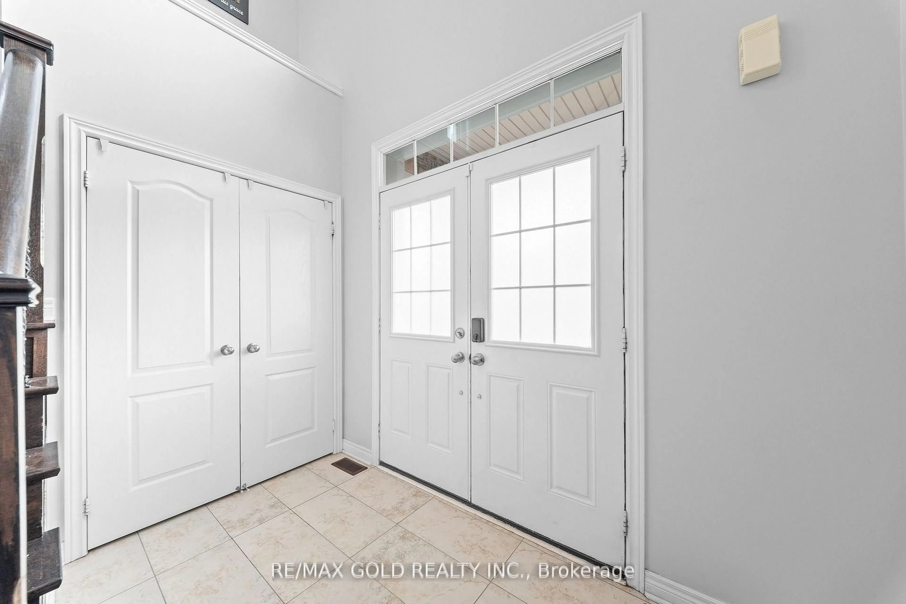 Indoor entryway for 9 Fringetree Rd, Brampton Ontario L6R 0B6