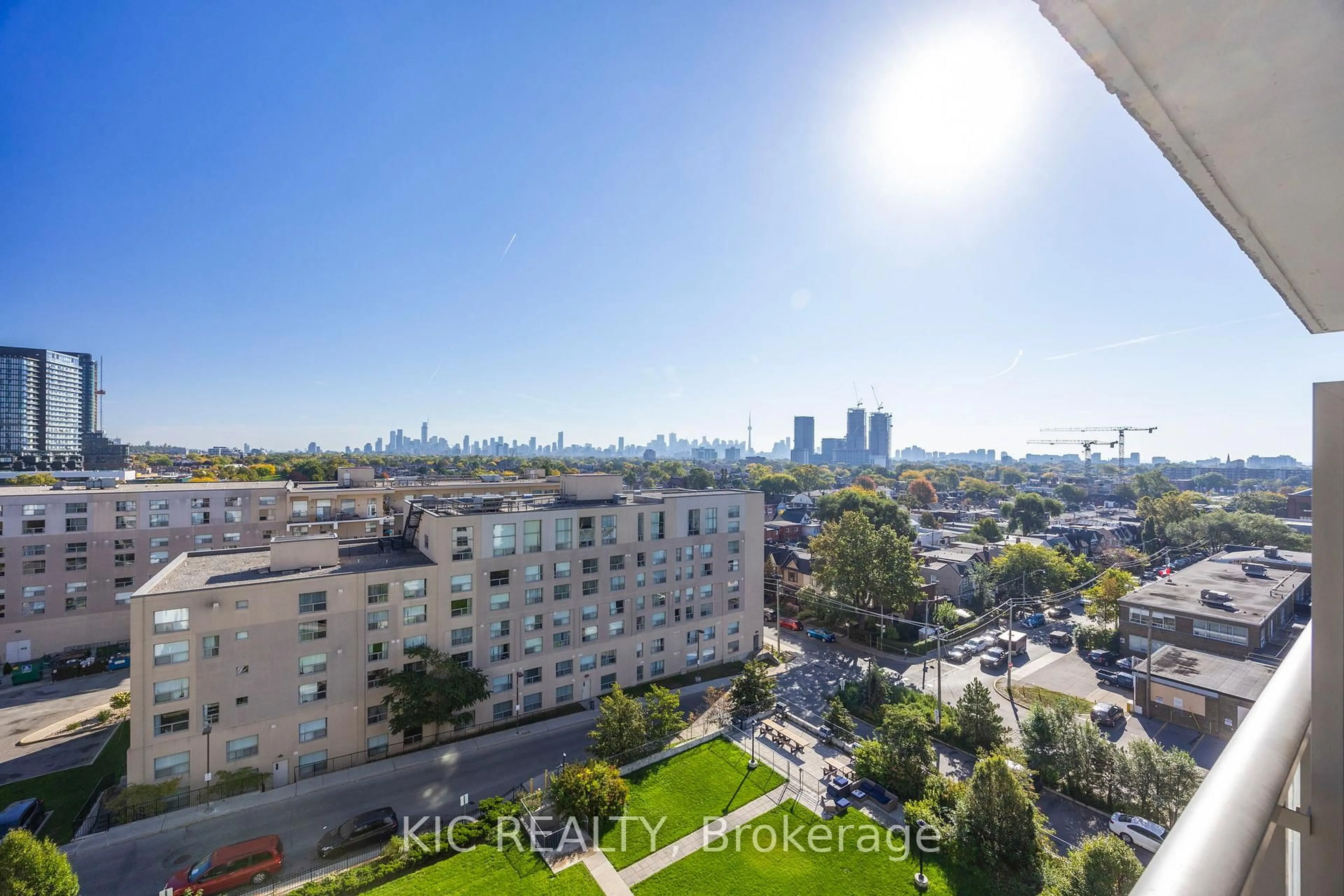 A pic from outside/outdoor area/front of a property/back of a property/a pic from drone, city buildings view from balcony for 812 Lansdowne Ave #901, Toronto Ontario M6H 4K5