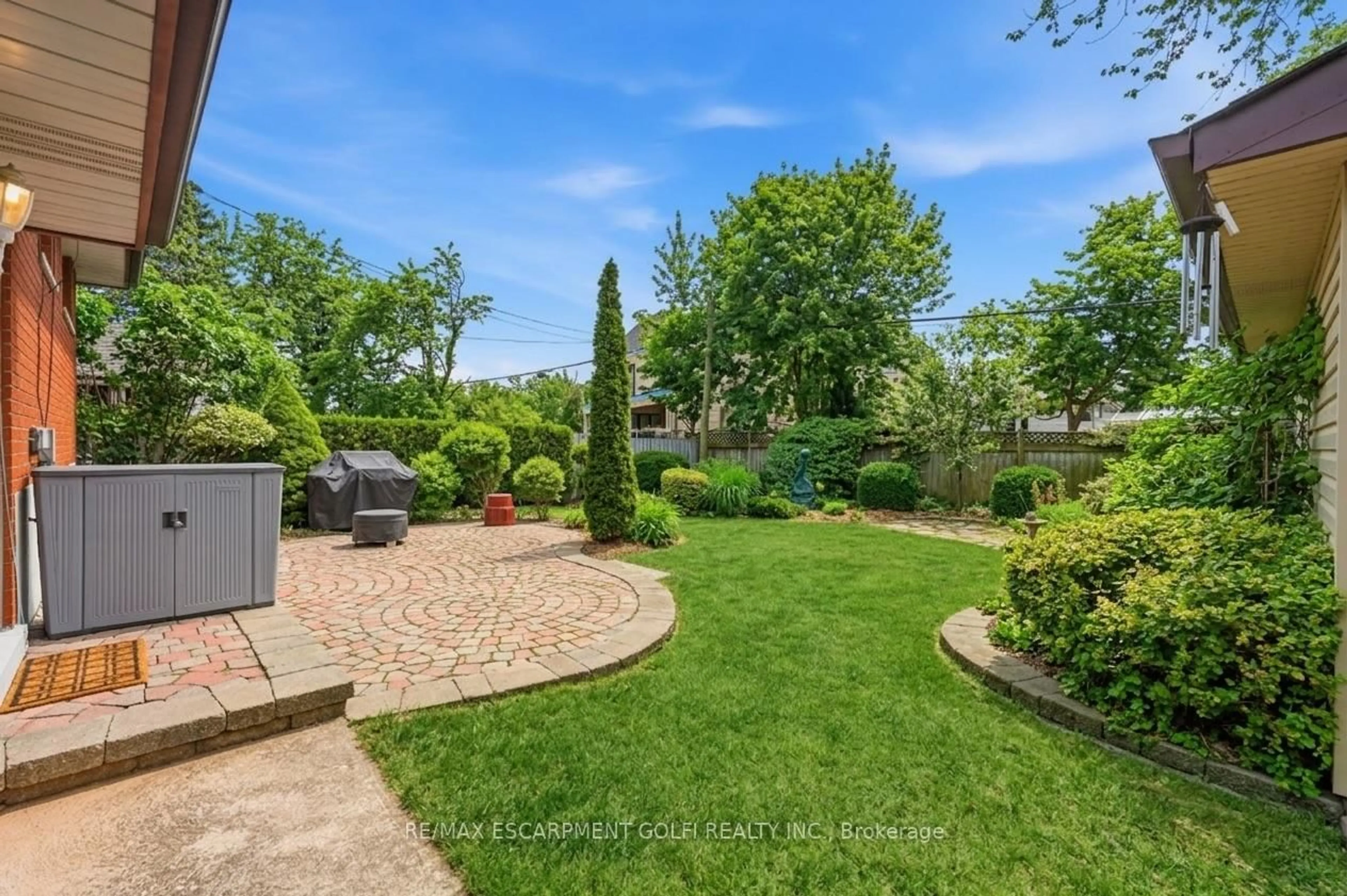 A pic from outside/outdoor area/front of a property/back of a property/a pic from drone, street for 5376 Spruce Ave, Burlington Ontario L7L 1N7