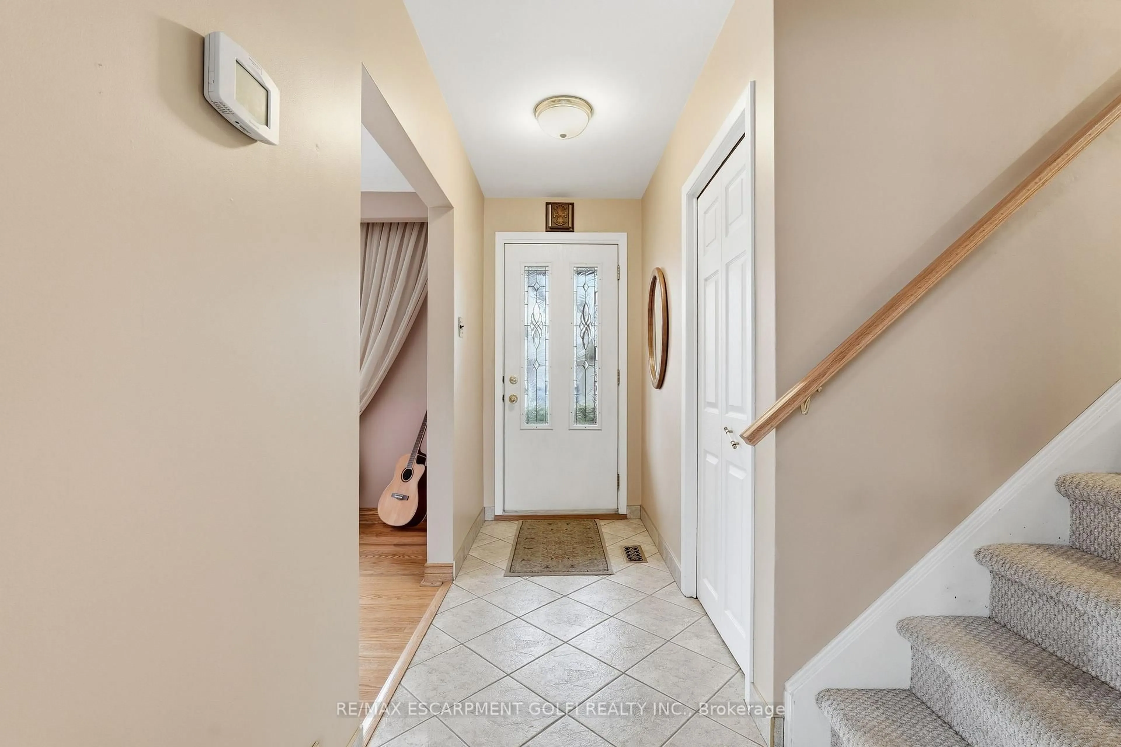 Indoor entryway for 5376 Spruce Ave, Burlington Ontario L7L 1N7