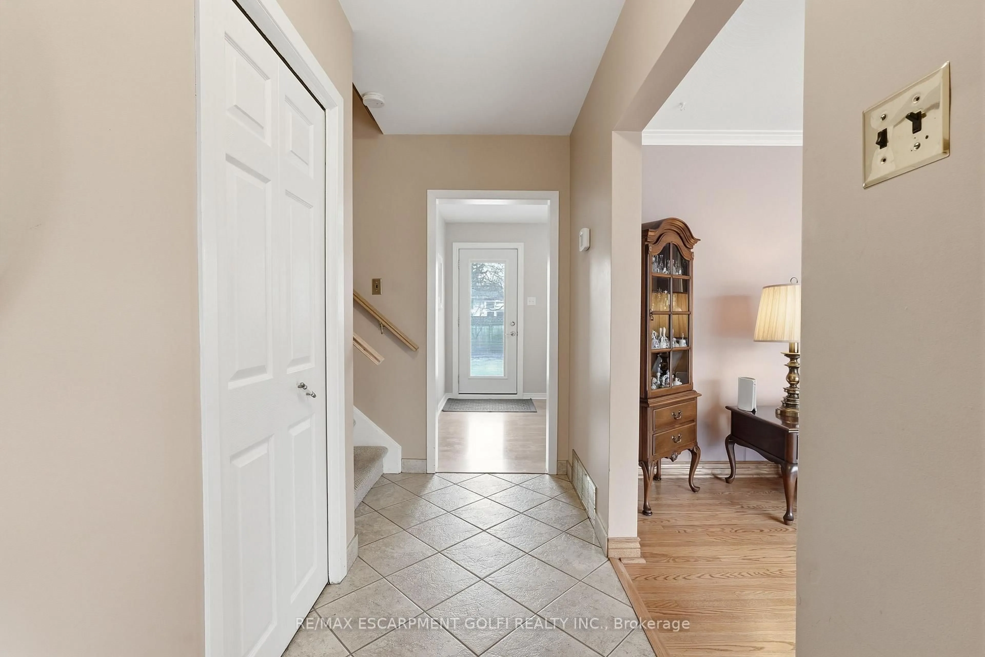 Indoor entryway for 5376 Spruce Ave, Burlington Ontario L7L 1N7
