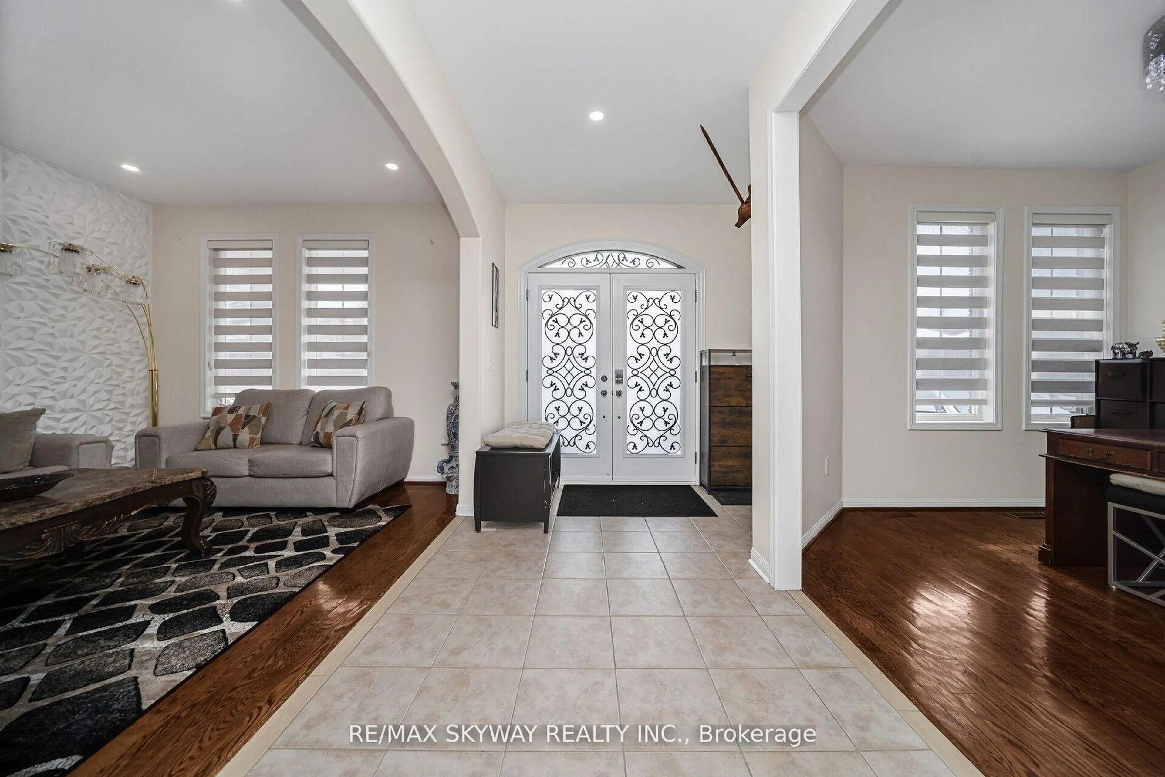 Indoor entryway for 104 Whitwell Dr, Brampton Ontario L6P 1L2