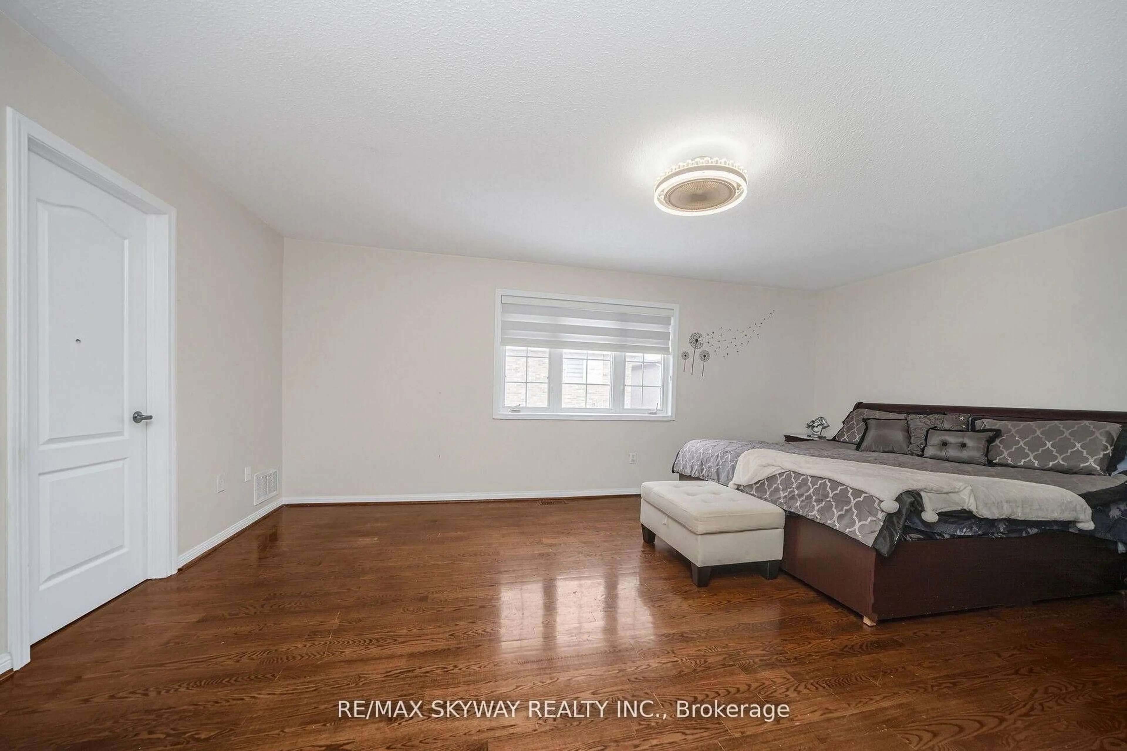 A pic of a room for 104 Whitwell Dr, Brampton Ontario L6P 1L2