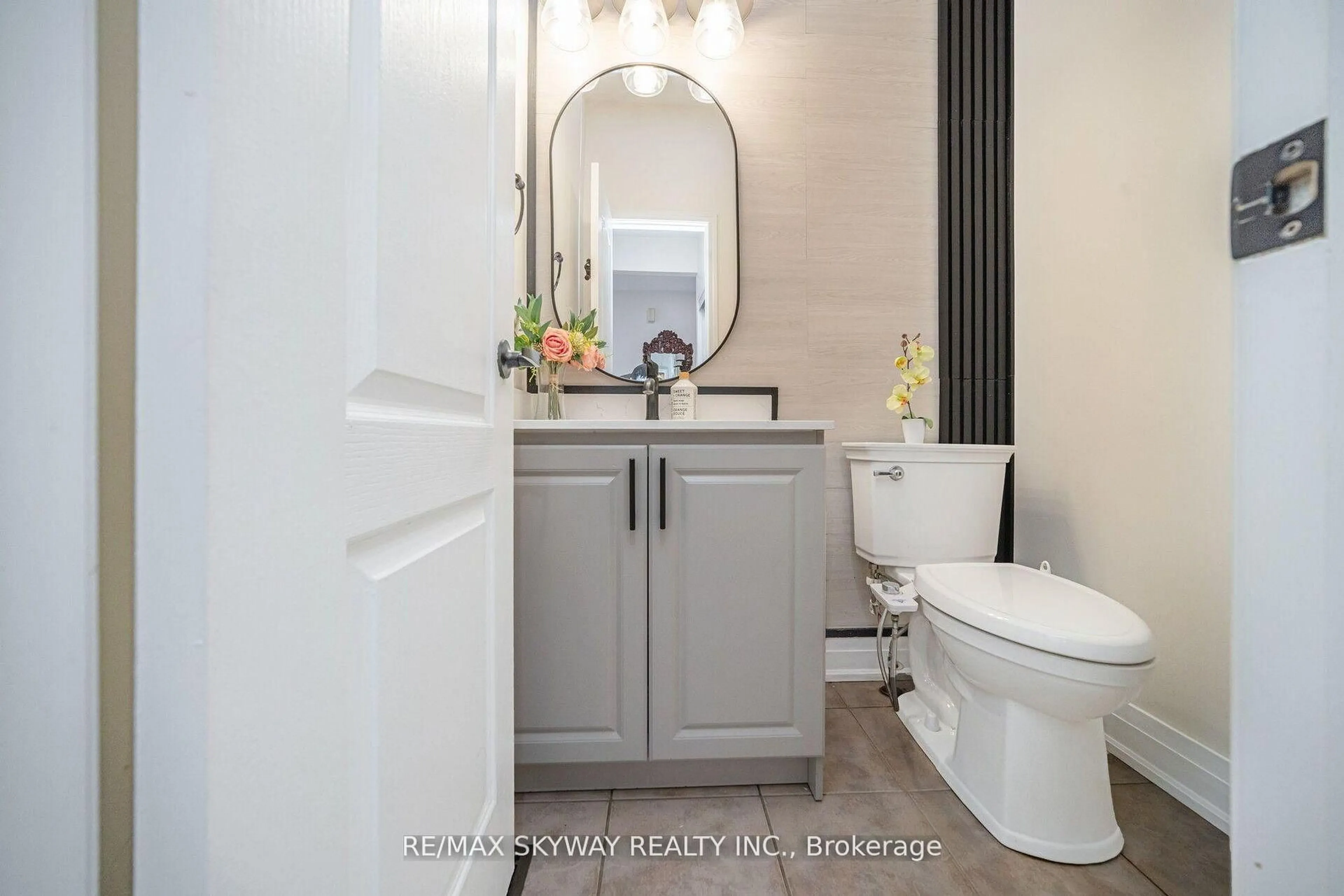 Contemporary bathroom, ceramic/tile floor for 104 Whitwell Dr, Brampton Ontario L6P 1L2