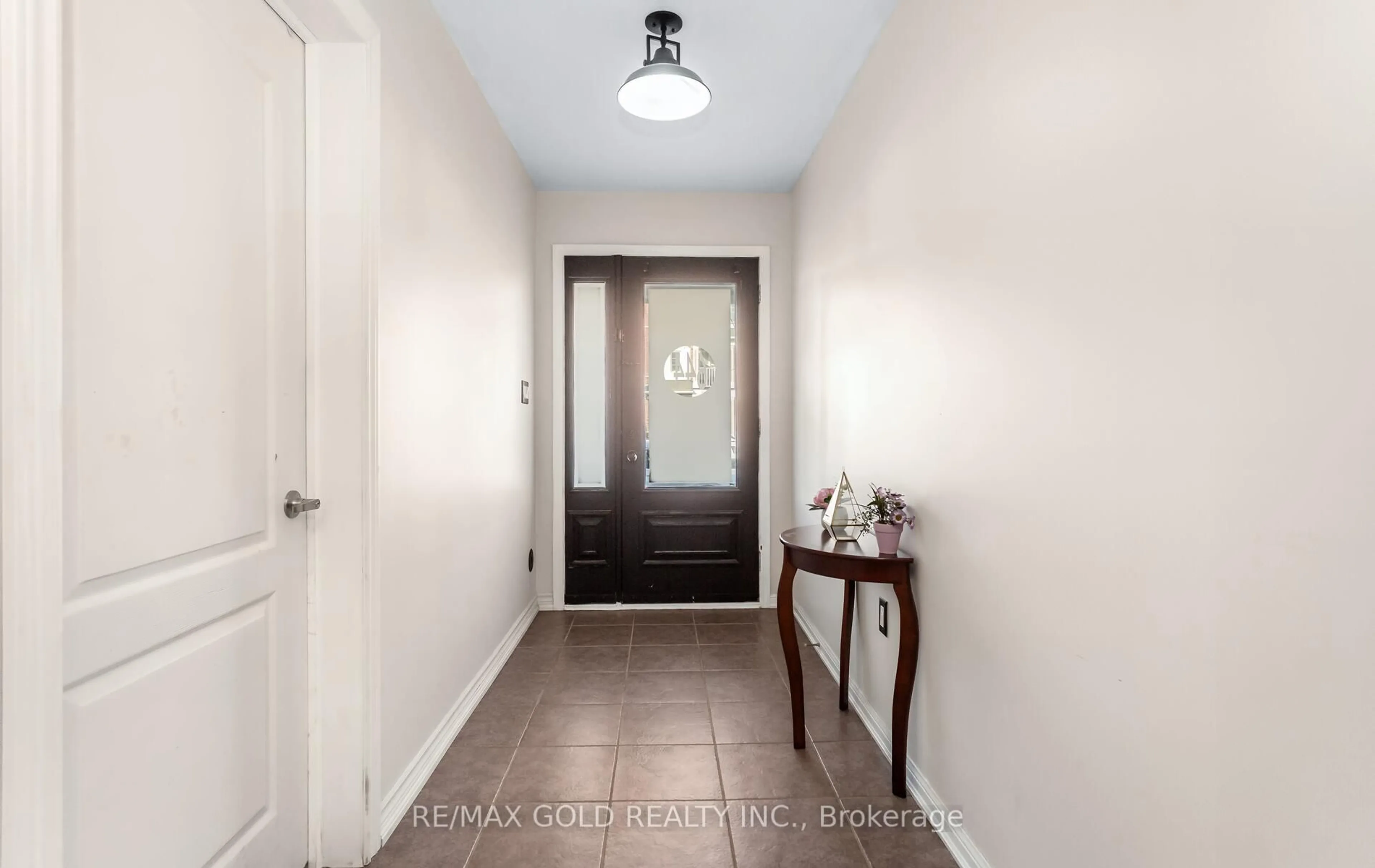 Indoor entryway for 644 Scott Blvd, Milton Ontario L9T 0P2