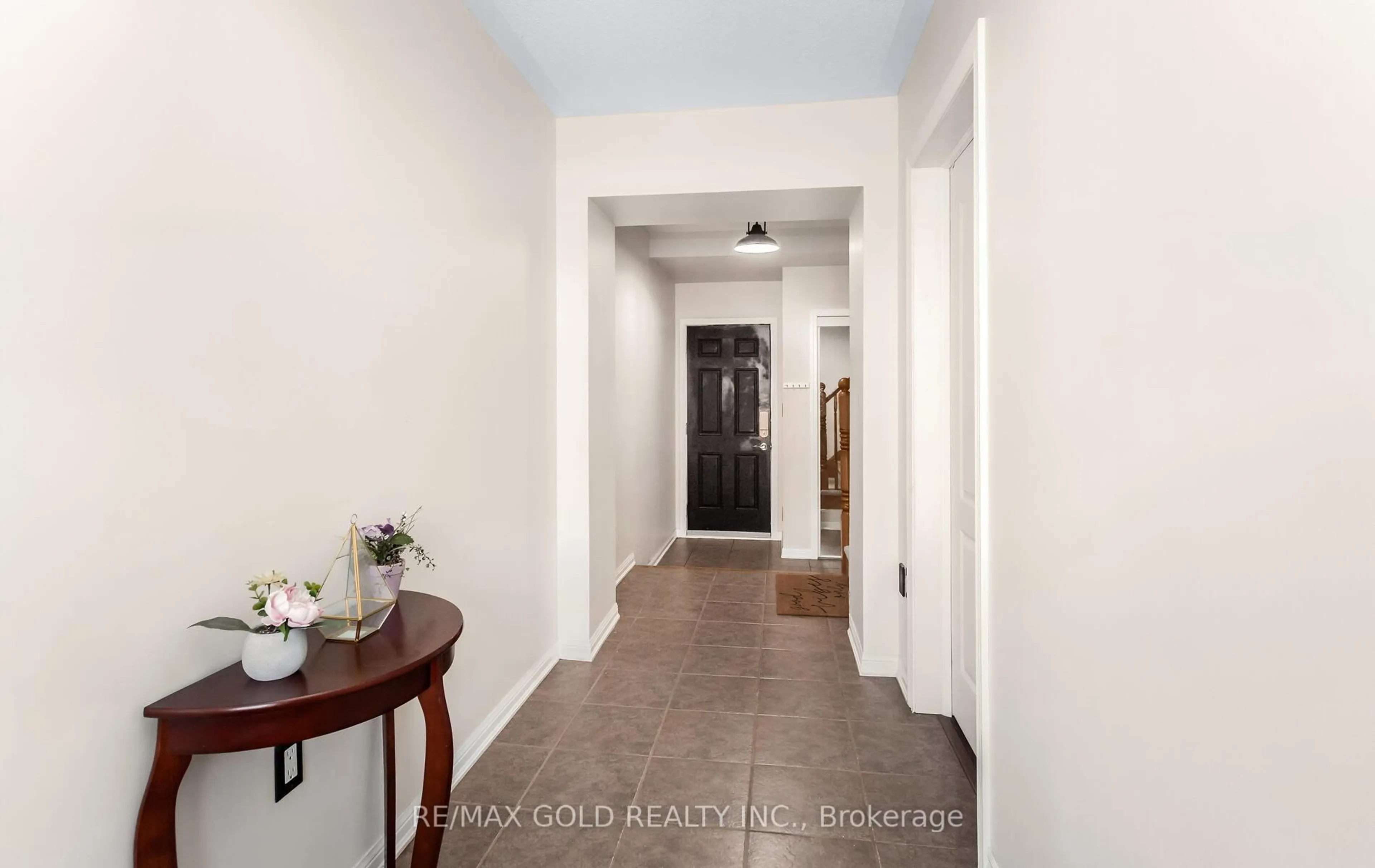 Indoor entryway for 644 Scott Blvd, Milton Ontario L9T 0P2