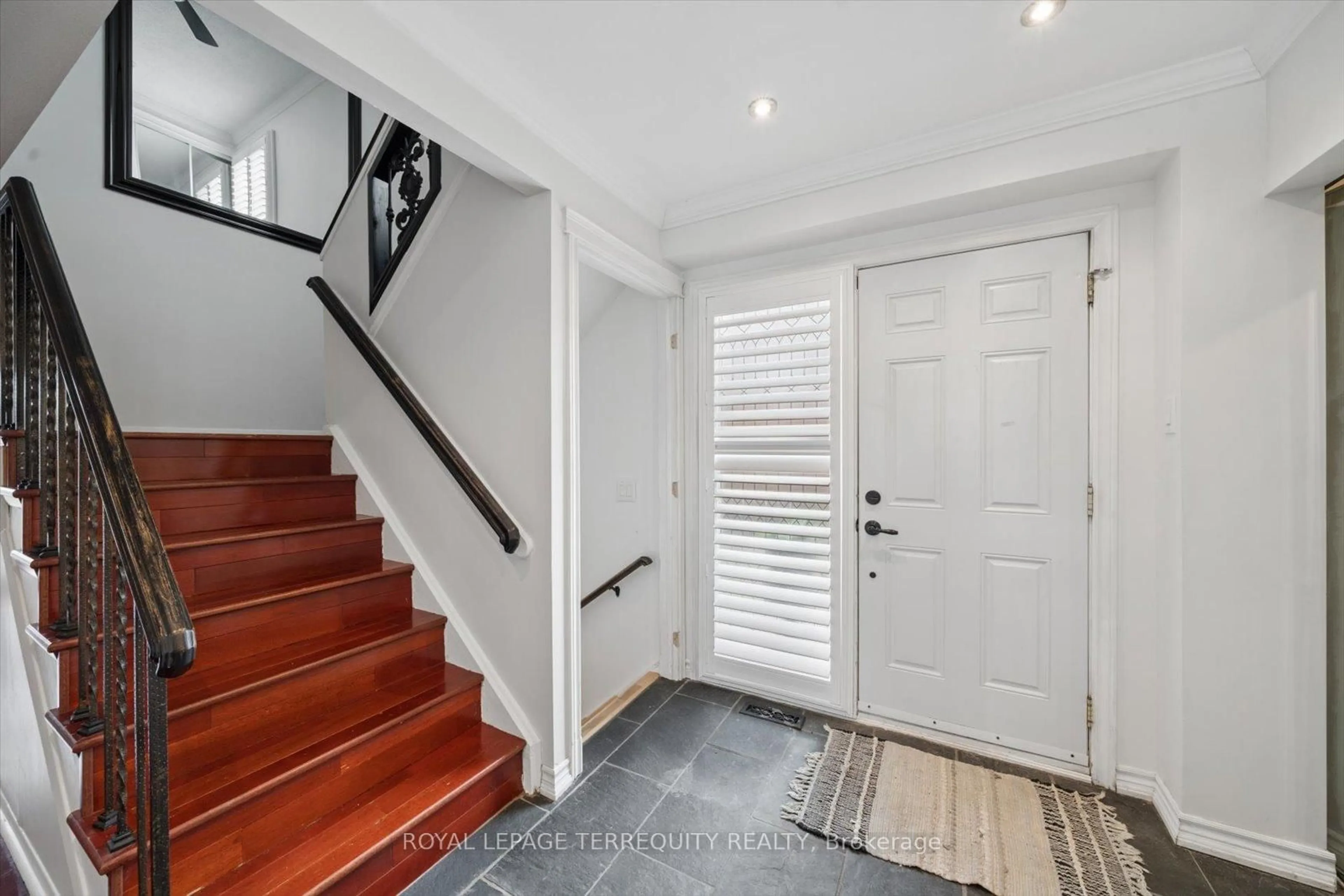 Indoor entryway for 1825 Hyde Mill Cres, Mississauga Ontario L5N 0A7