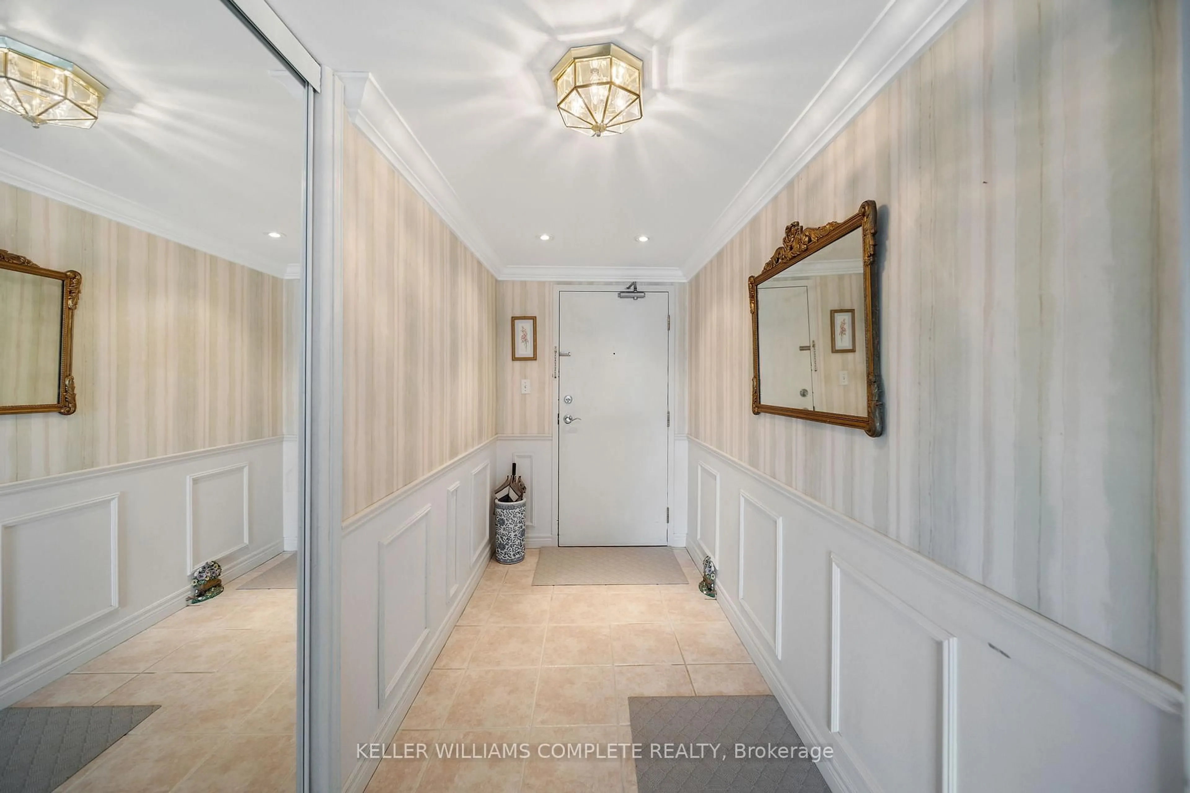 Indoor foyer for 1272 Ontario St #404, Burlington Ontario L7S 2L8