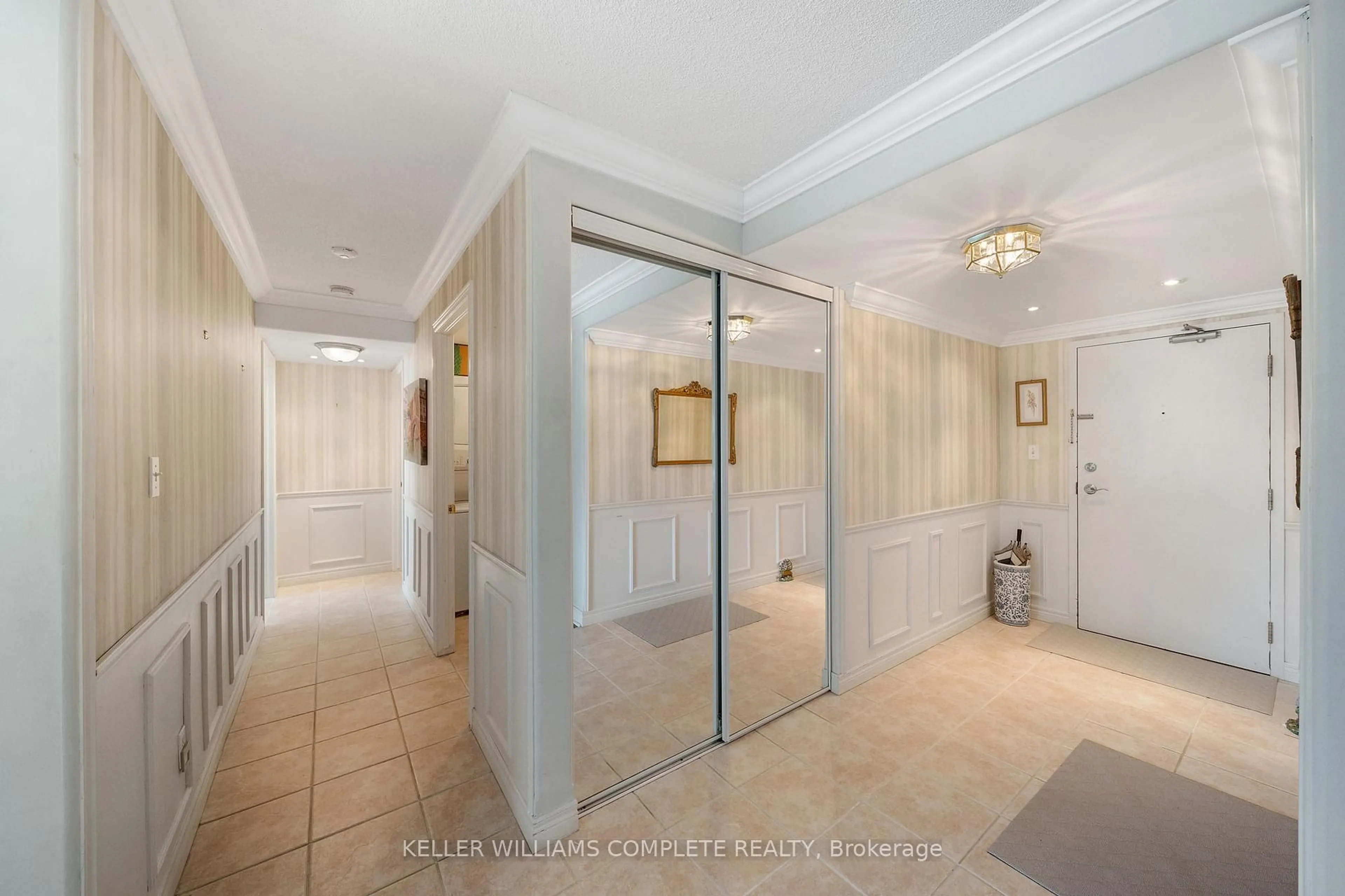 Indoor foyer for 1272 Ontario St #404, Burlington Ontario L7S 2L8