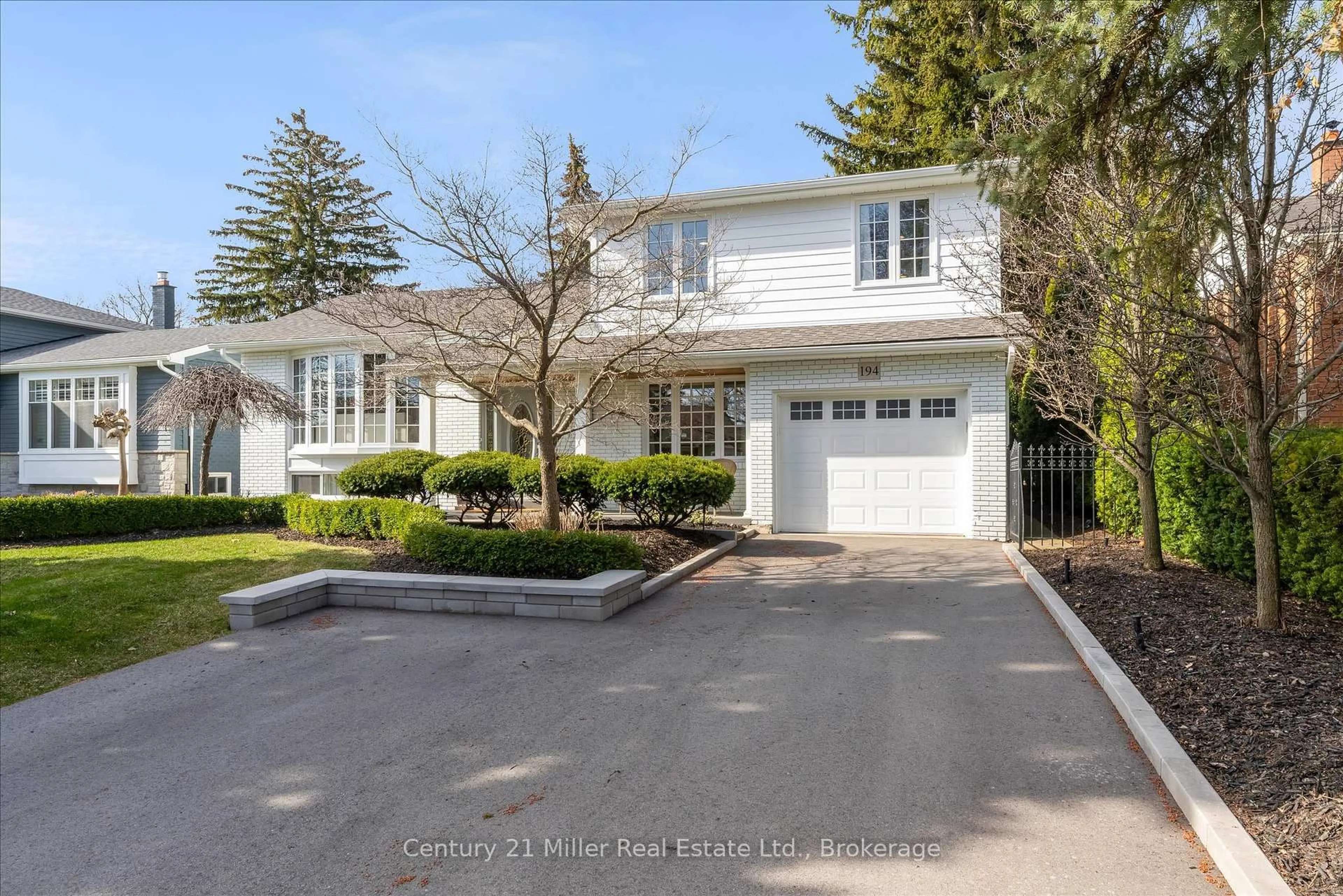 A pic from outside/outdoor area/front of a property/back of a property/a pic from drone, street for 194 SOLINGATE Dr, Oakville Ontario L6L 3T1