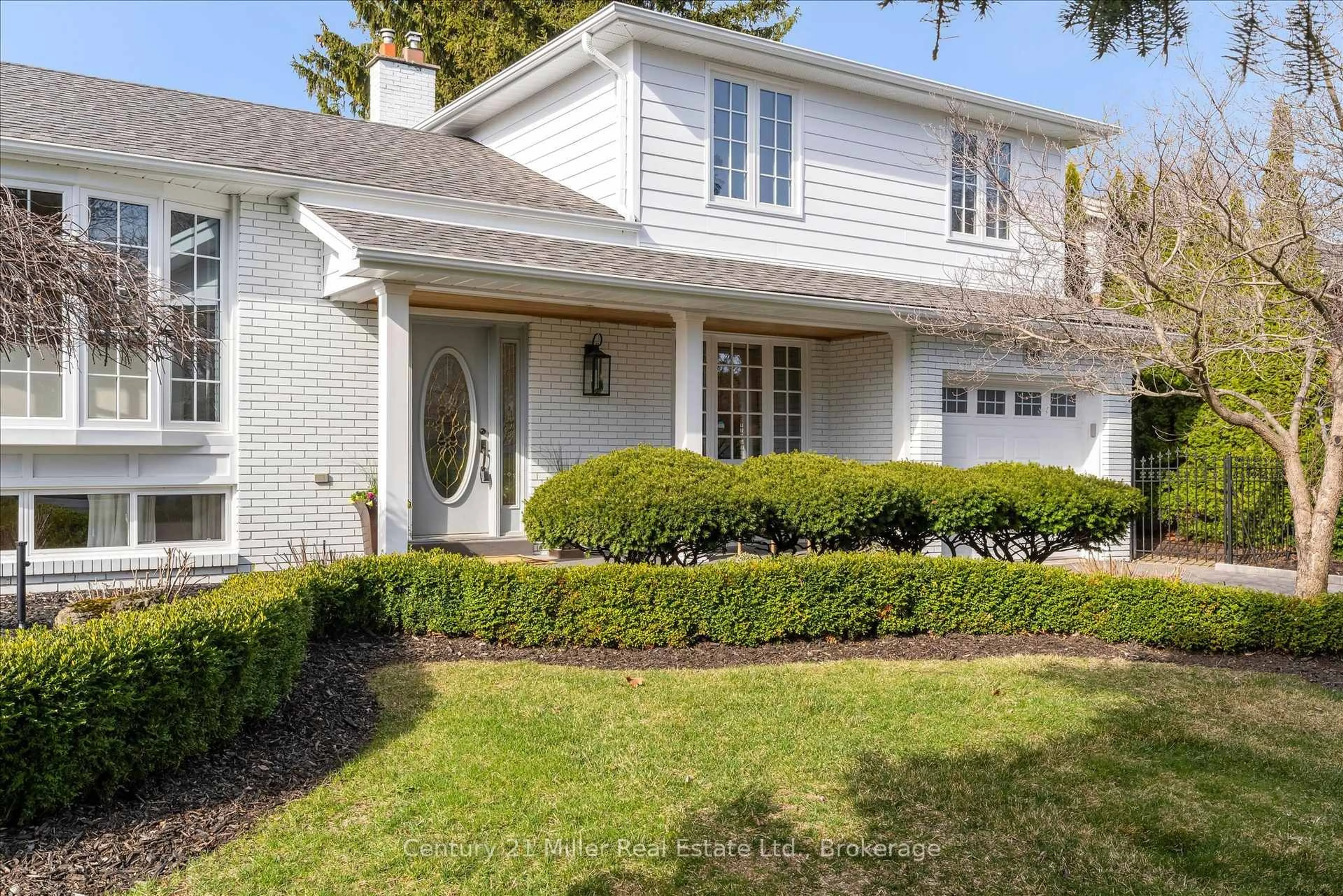 Home with vinyl exterior material, street for 194 SOLINGATE Dr, Oakville Ontario L6L 3T1