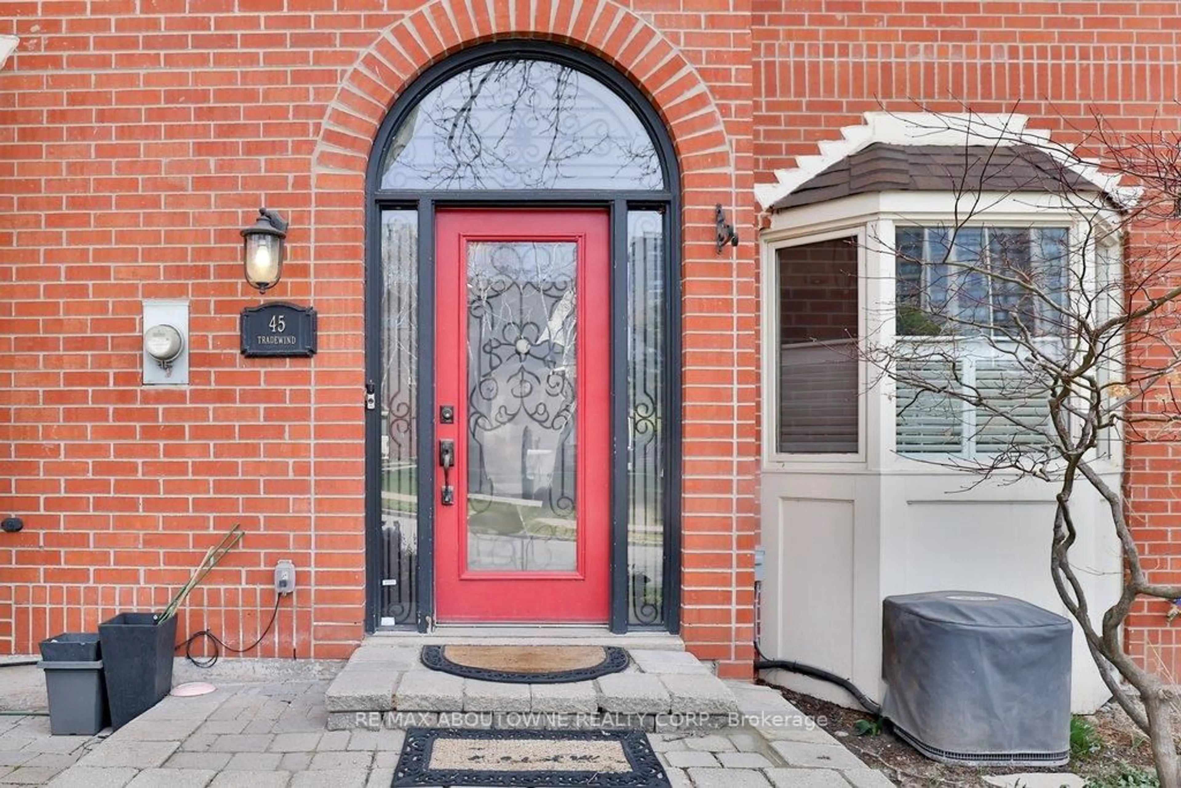 Indoor entryway for 45 Tradewind Dr, Oakville Ontario L6L 6K9