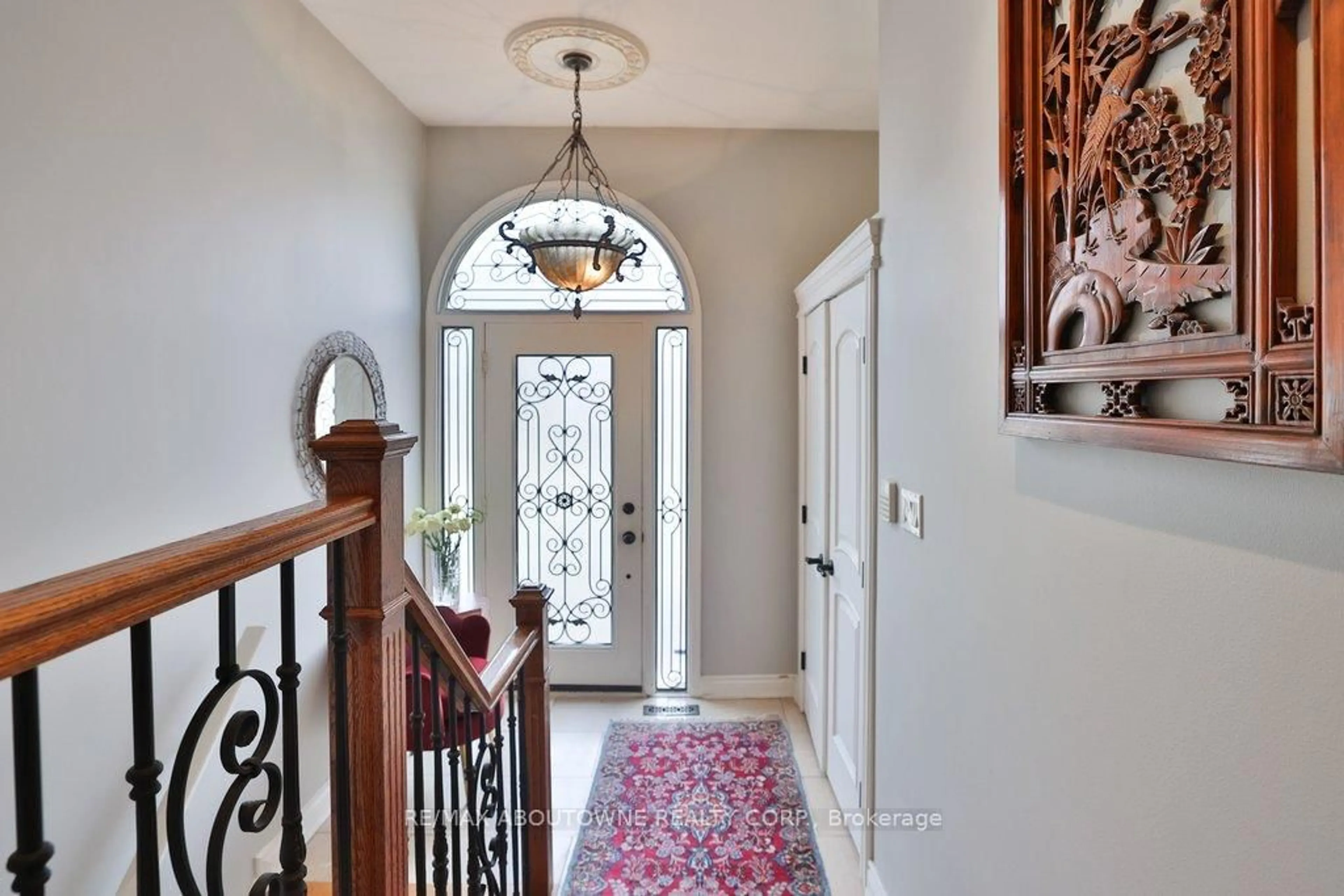 Indoor entryway for 45 Tradewind Dr, Oakville Ontario L6L 6K9