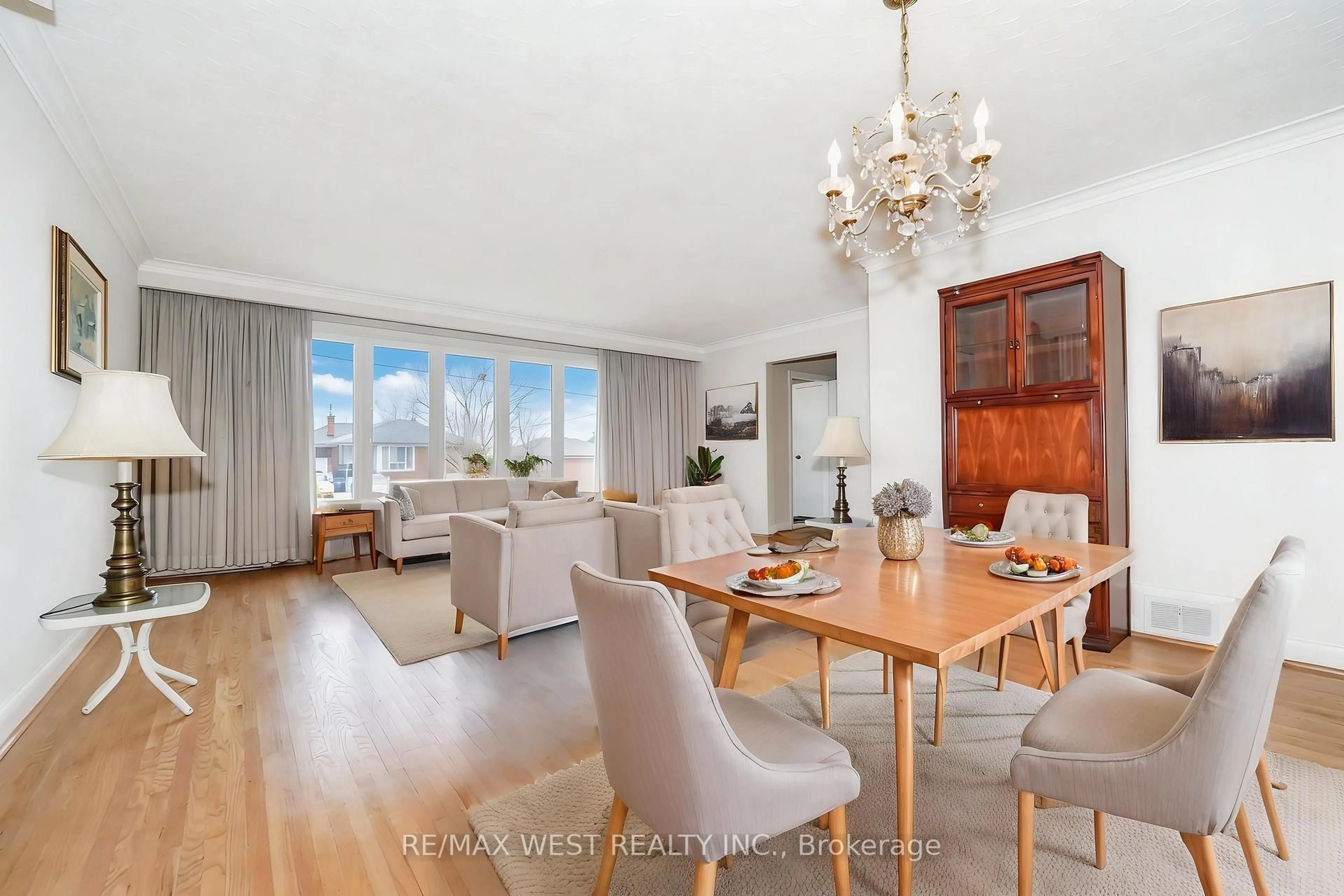 Living room with furniture, wood/laminate floor for 32 Deevale Rd, Toronto Ontario M3M 1Z3