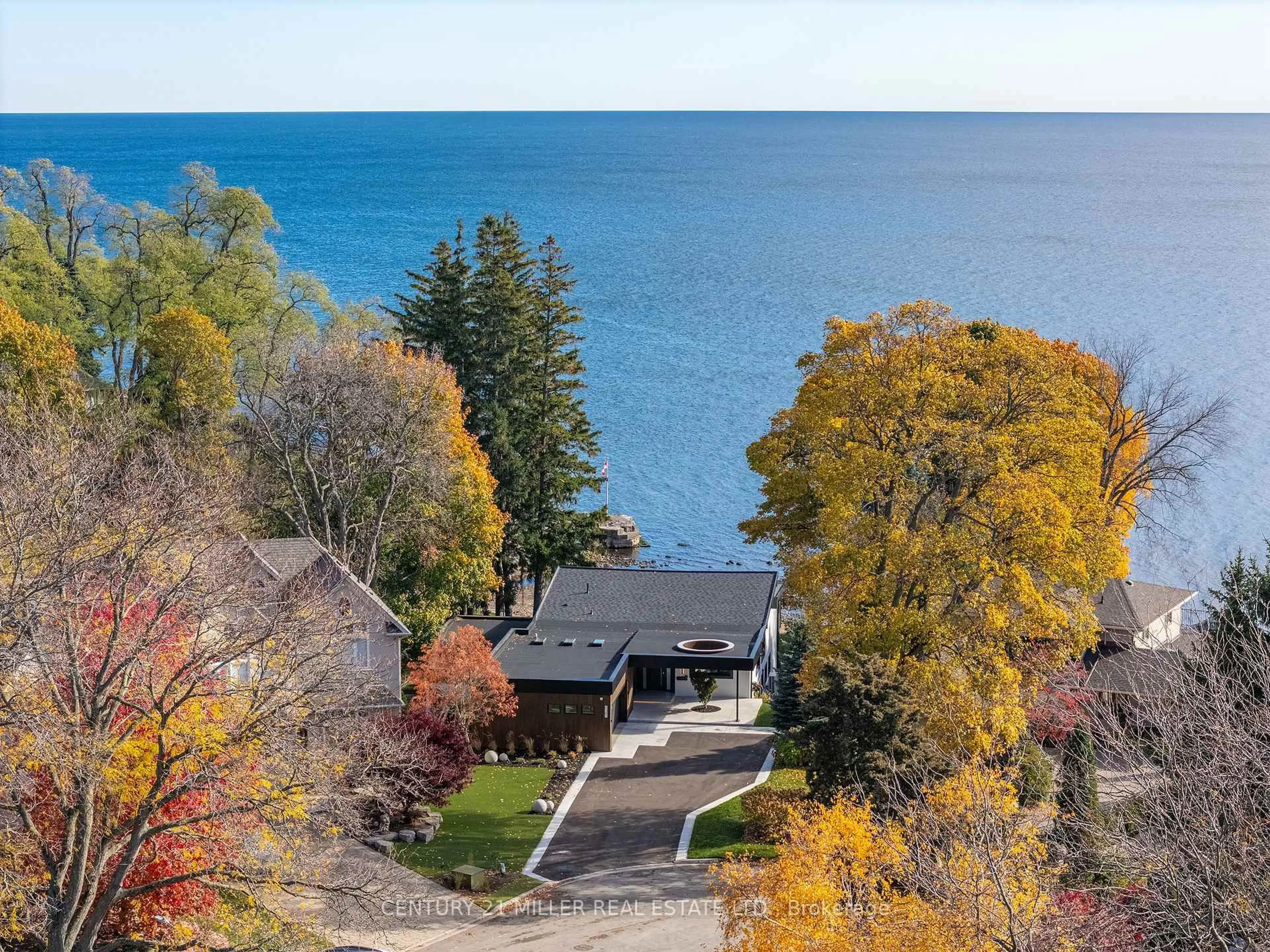 A pic from outside/outdoor area/front of a property/back of a property/a pic from drone, water/lake/river/ocean view for 121 Edgecliffe Pl, Burlington Ontario L7L 3Z2
